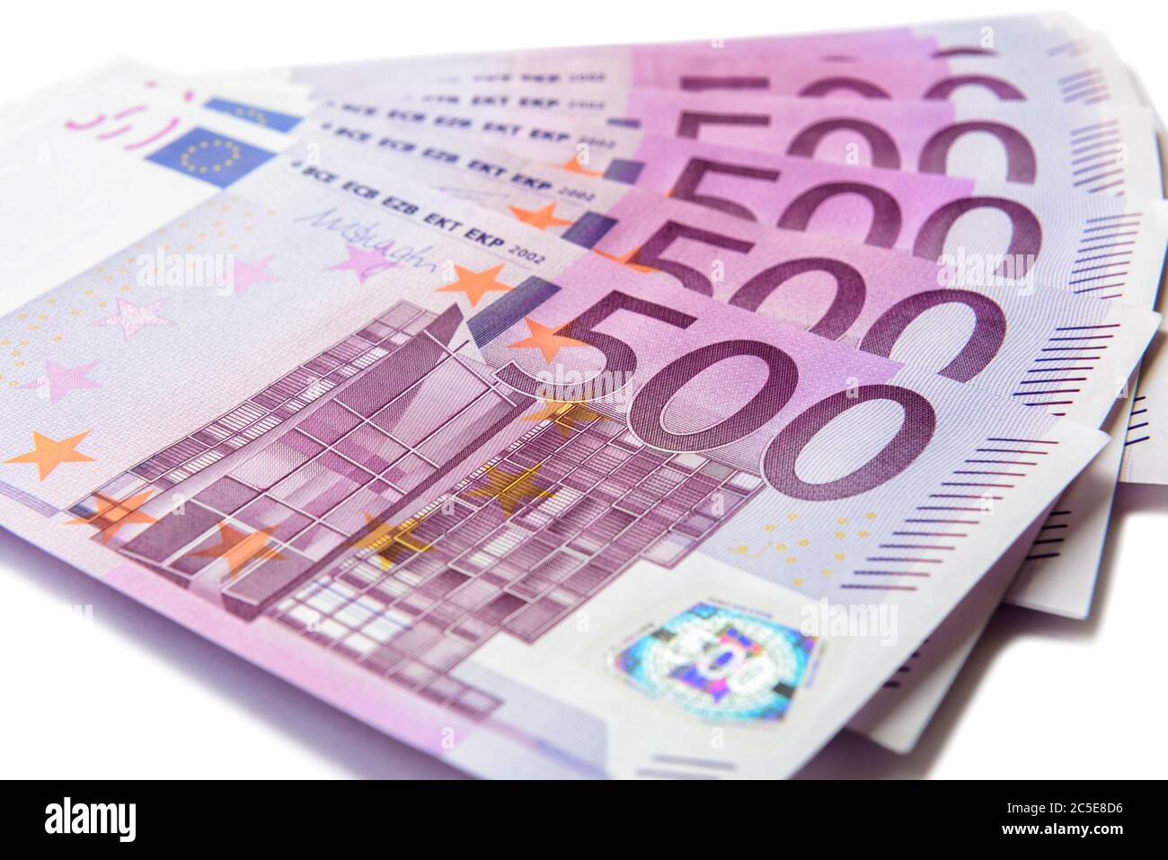 500 billets en euros isolés sur fond blanc. Cinq cents billets de monnaie de l'Union européenne. Ventilateur avec euro argent comptant gros plan. Concept de Banque D'Images