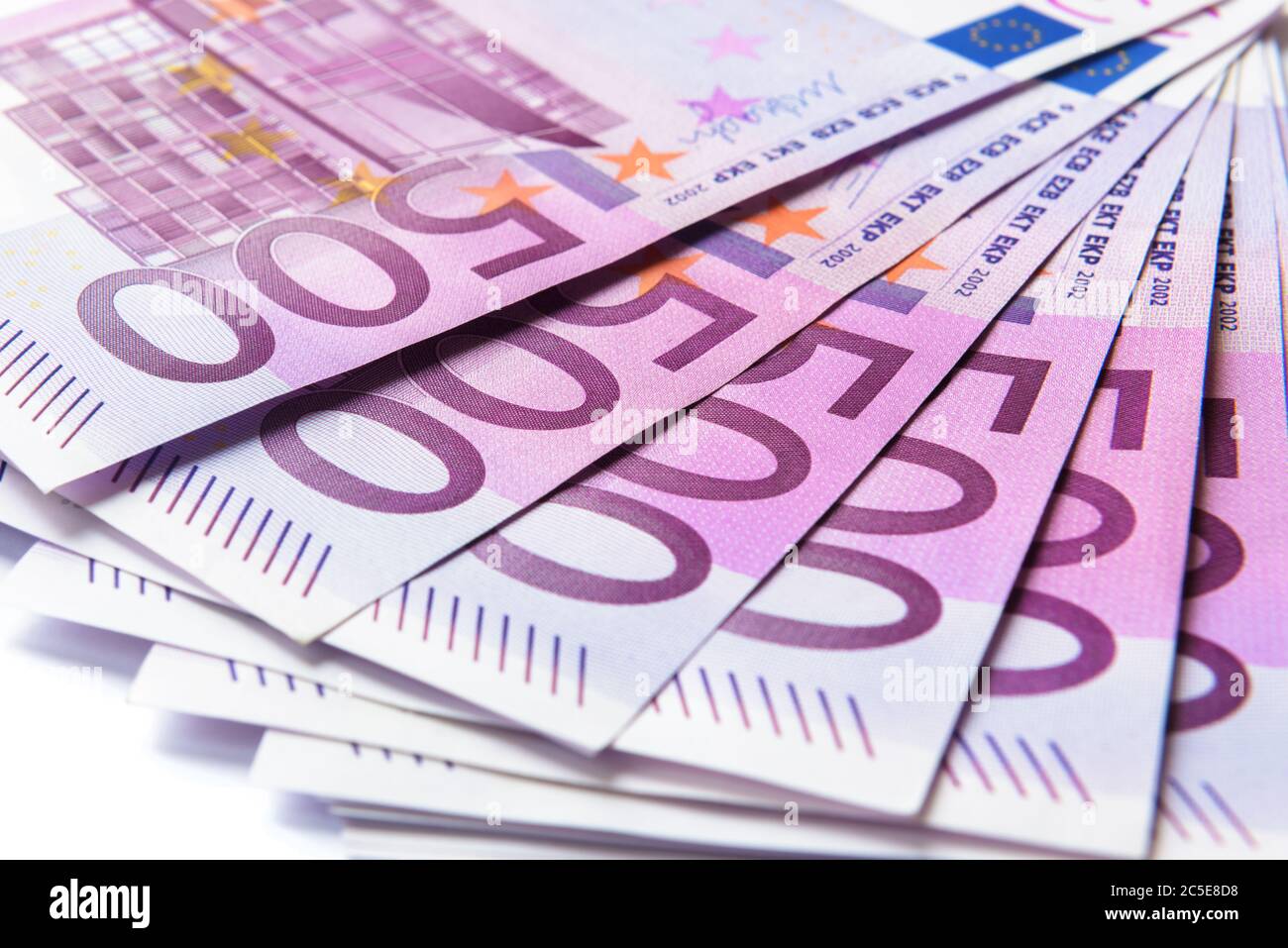 500 billets en euros comme un ventilateur isolé sur fond blanc. Cinq cents billets de monnaie de l'Union européenne. Gros plan sur une pile d'argent en euros. Banque D'Images