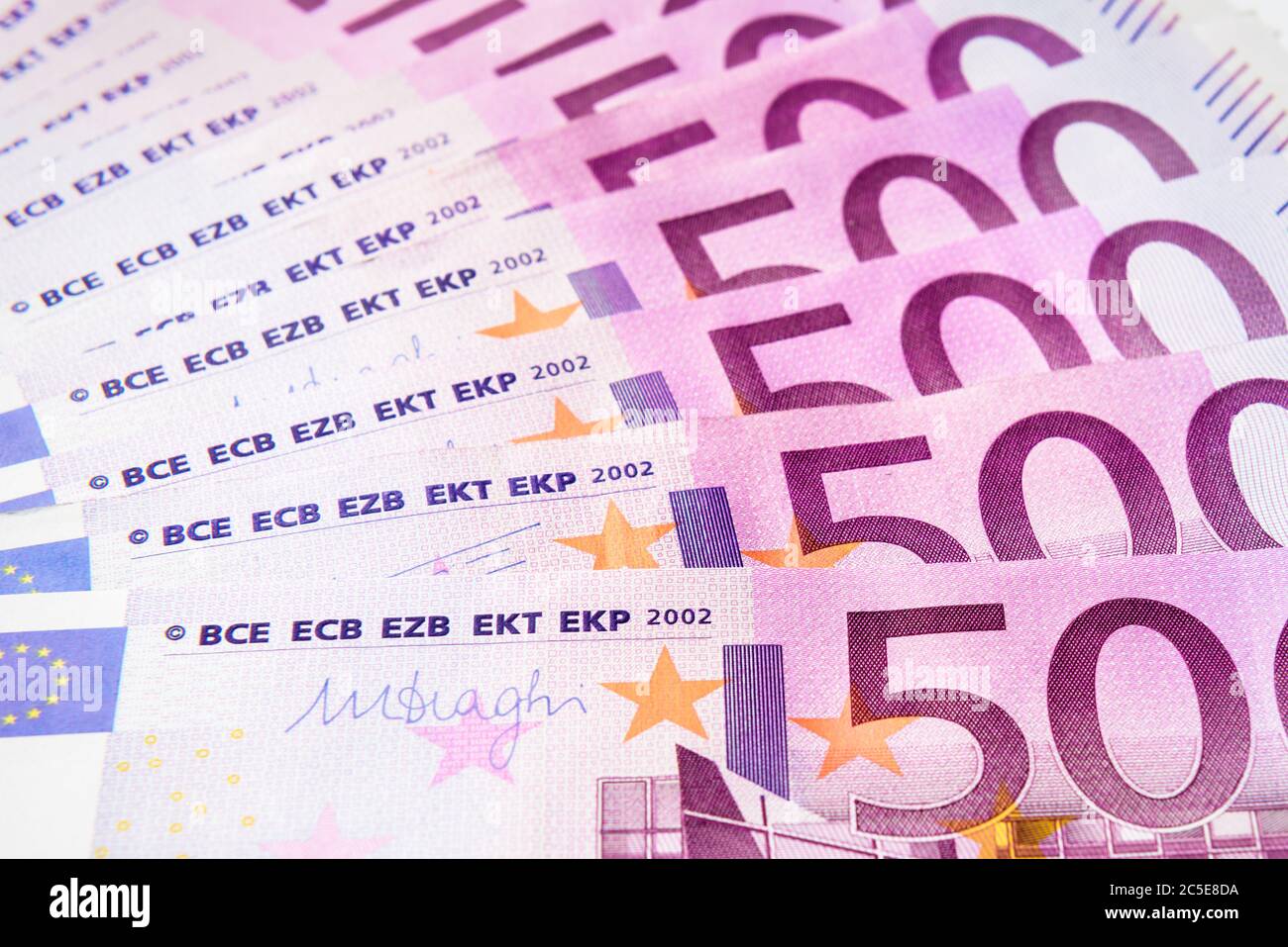 500 euros de billets comme un fan. Cinq cents factures de monnaie de l'Union européenne. Gros plan sur une pile d'argent en euros. Concept de banque, d'actions et de richesse. Banque D'Images
