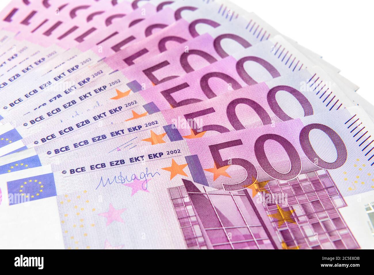 500 billets en euros isolés sur fond blanc. Cinq cents billets de monnaie de l'Union européenne. Ventilateur avec euro argent comptant gros plan. Concept de Banque D'Images
