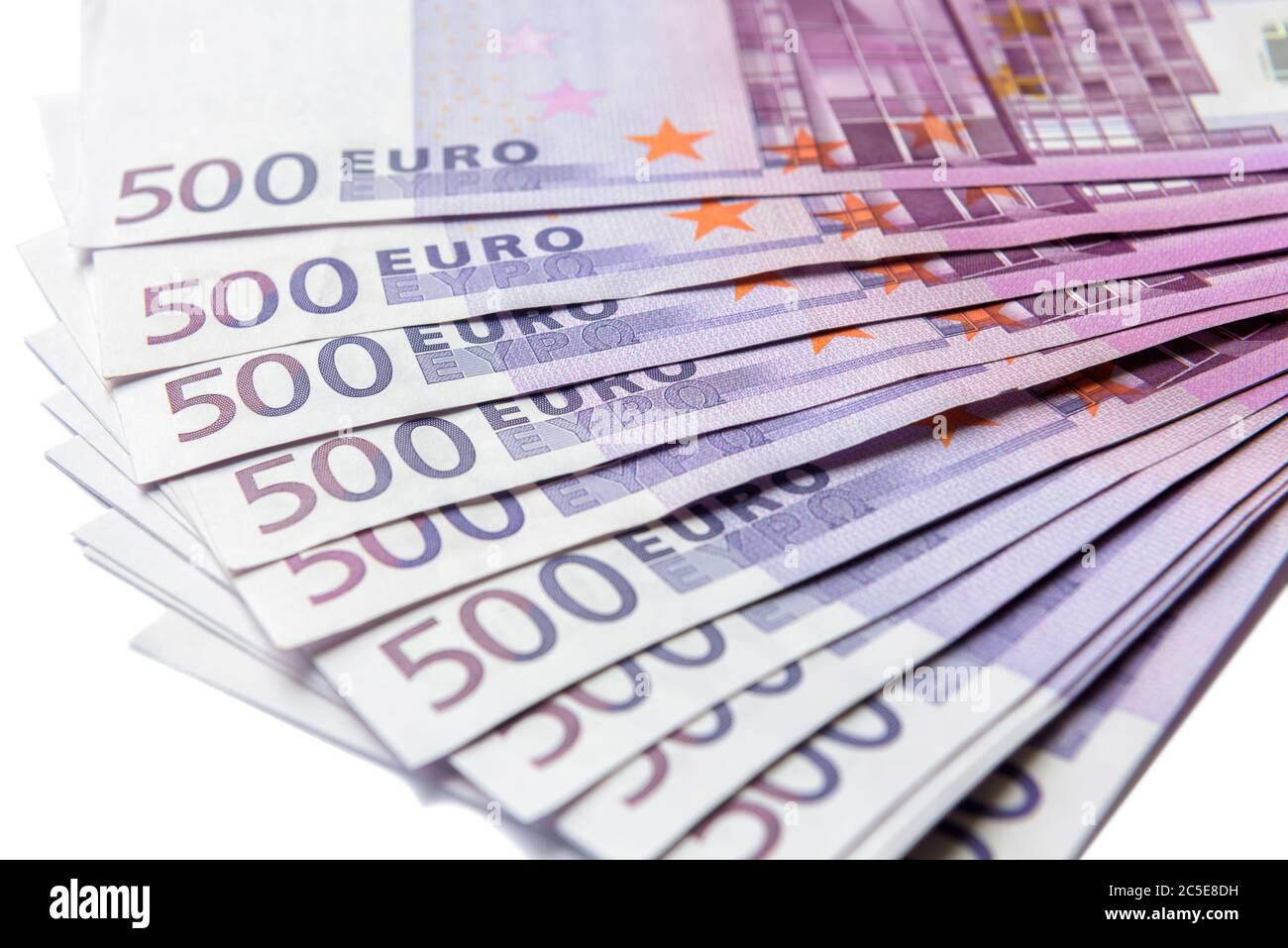 500 billets en euros isolés sur fond blanc. Cinq cents billets de monnaie de l'Union européenne. Gros plan sur une pile d'argent en euros. Concept de Banque D'Images