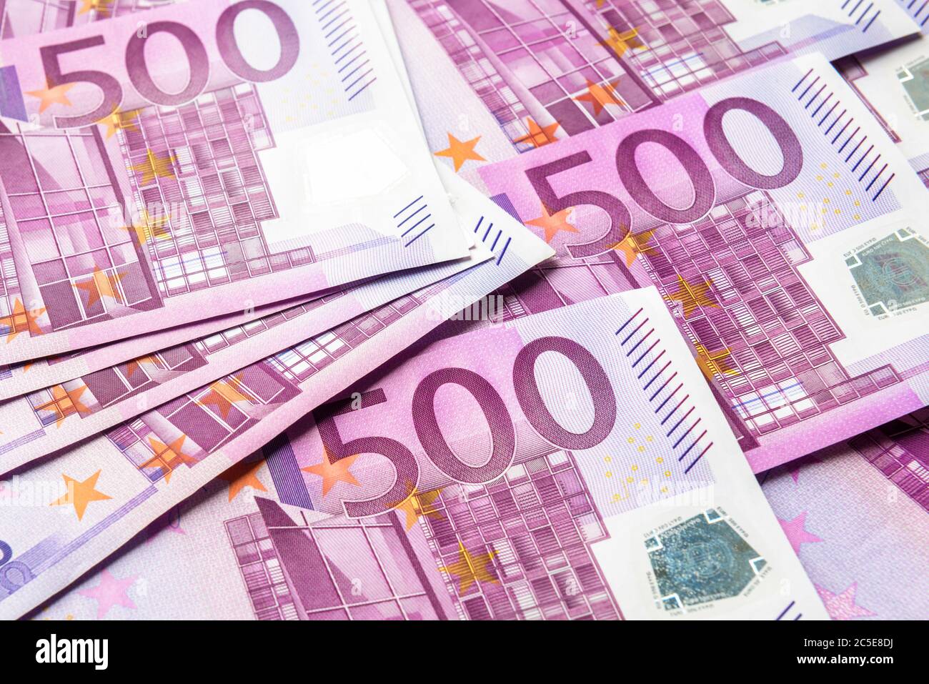 500 billets en euros arrière-plan. Cinq cents billets de monnaie de l'Union européenne. Gros plan sur une pile d'argent en euros. Concept de banque, de stock et de fonds Banque D'Images