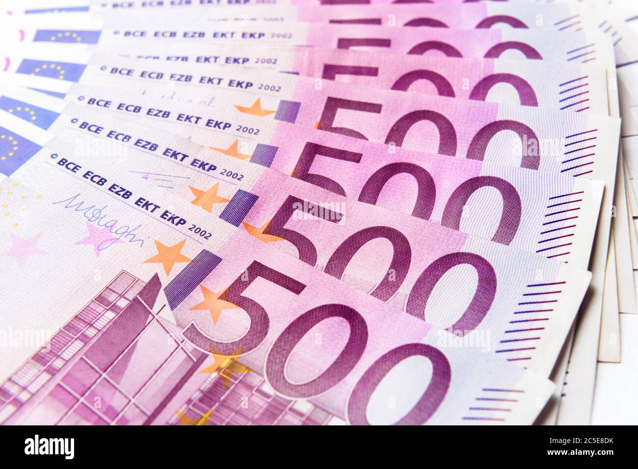 500 euros de billets comme un fan. Cinq cents factures de monnaie de l'Union européenne. Gros plan sur une pile d'argent en euros. Concept de banque, d'actions et de richesse. Banque D'Images