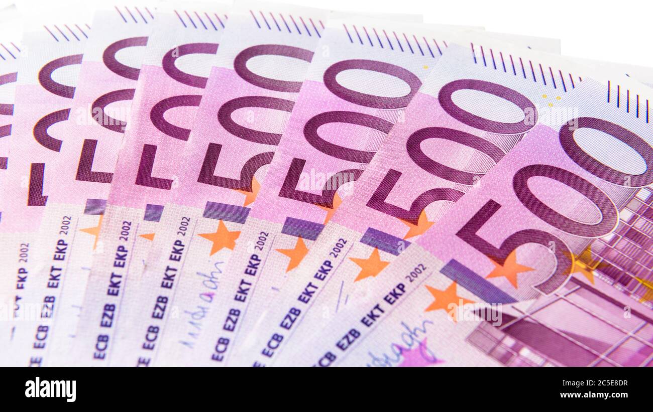 500 billets en euros isolés sur fond blanc. Cinq cents billets de monnaie de l'Union européenne. Ventilateur avec euro argent comptant gros plan. Concept de Banque D'Images