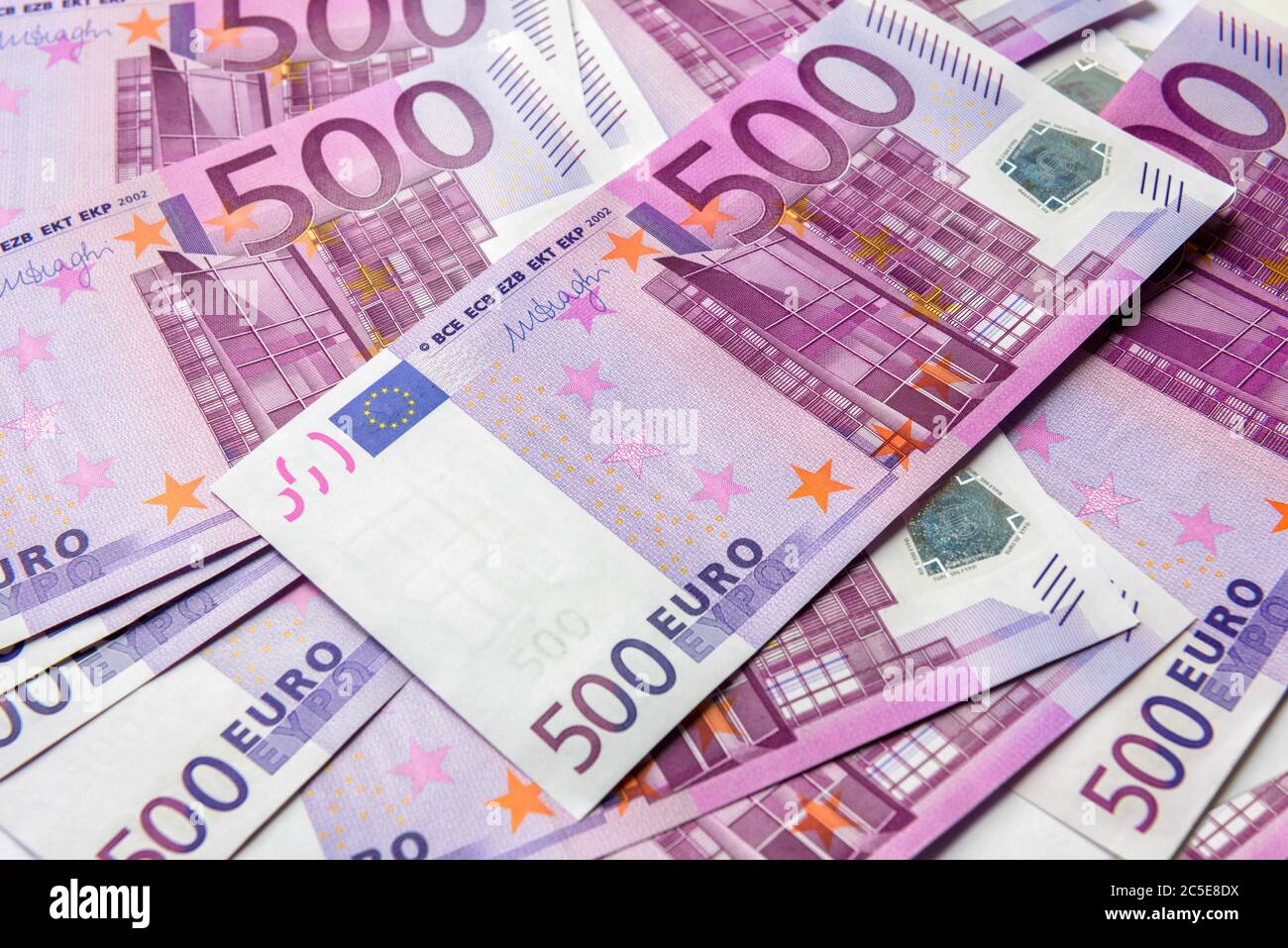 500 euros de factures d'argent de fond. Cinq cents billets de monnaie de l'Union européenne. Gros plan sur une pile d'argent en euros. Vue de dessus de beaucoup de billets. Con Banque D'Images