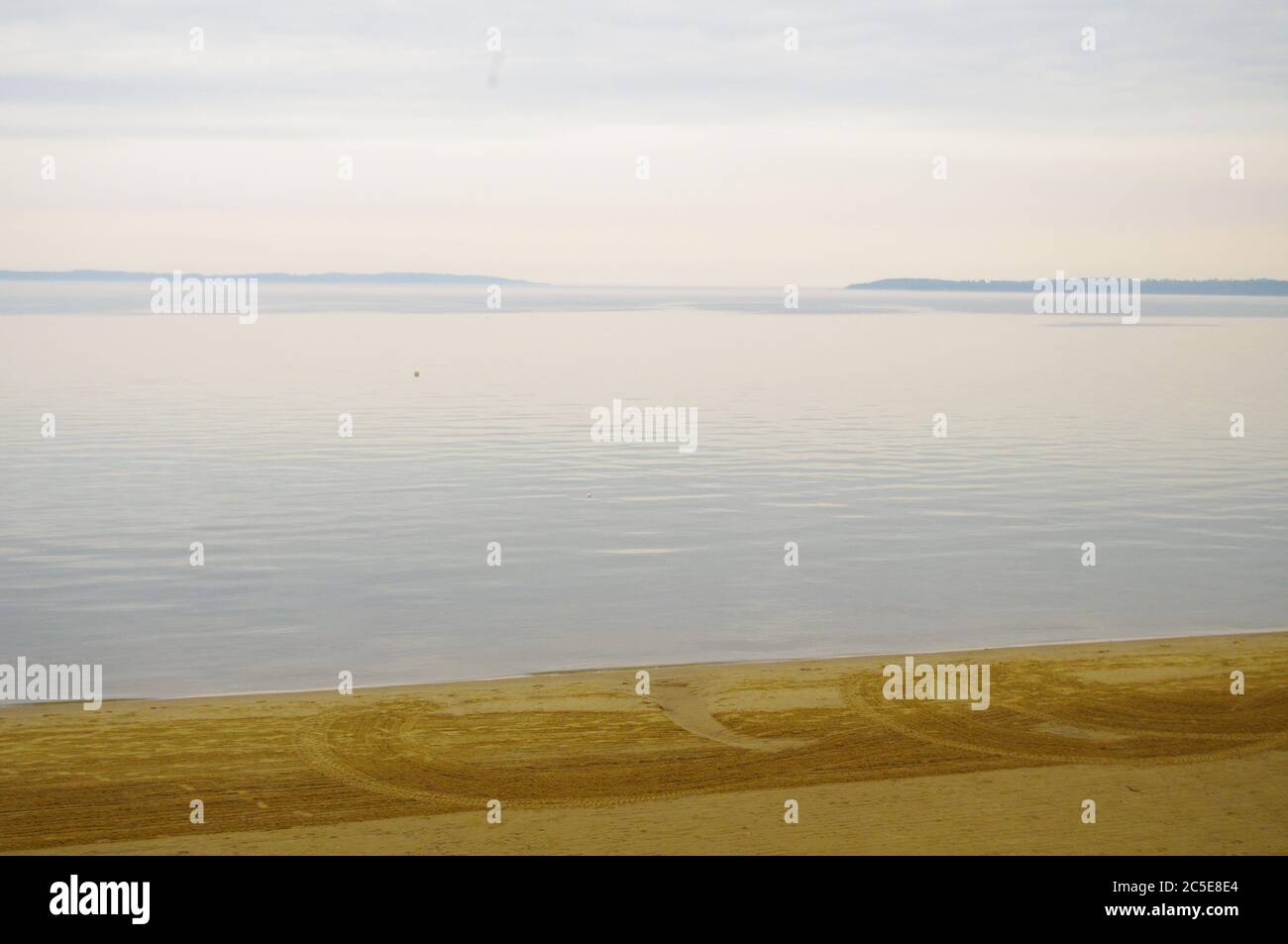 Lac ondule à la plage de sable, plage de Serene sable doré, traverse City Bay, plage isolée, lac de Serene, lac de Serene Ripples à la rive, lac de Serene tranquille Banque D'Images
