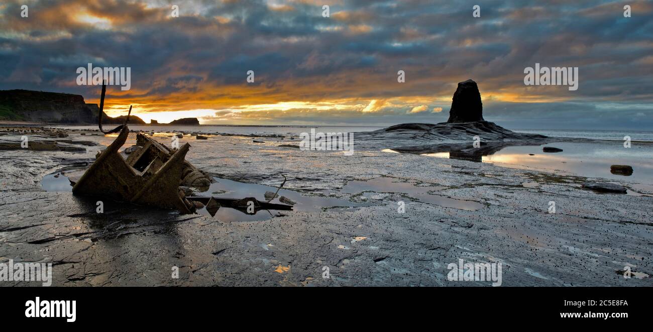 Black NAB et l'épave de l'amiral Von Tromp au coucher du soleil, Saltwick Bay, Angleterre Banque D'Images