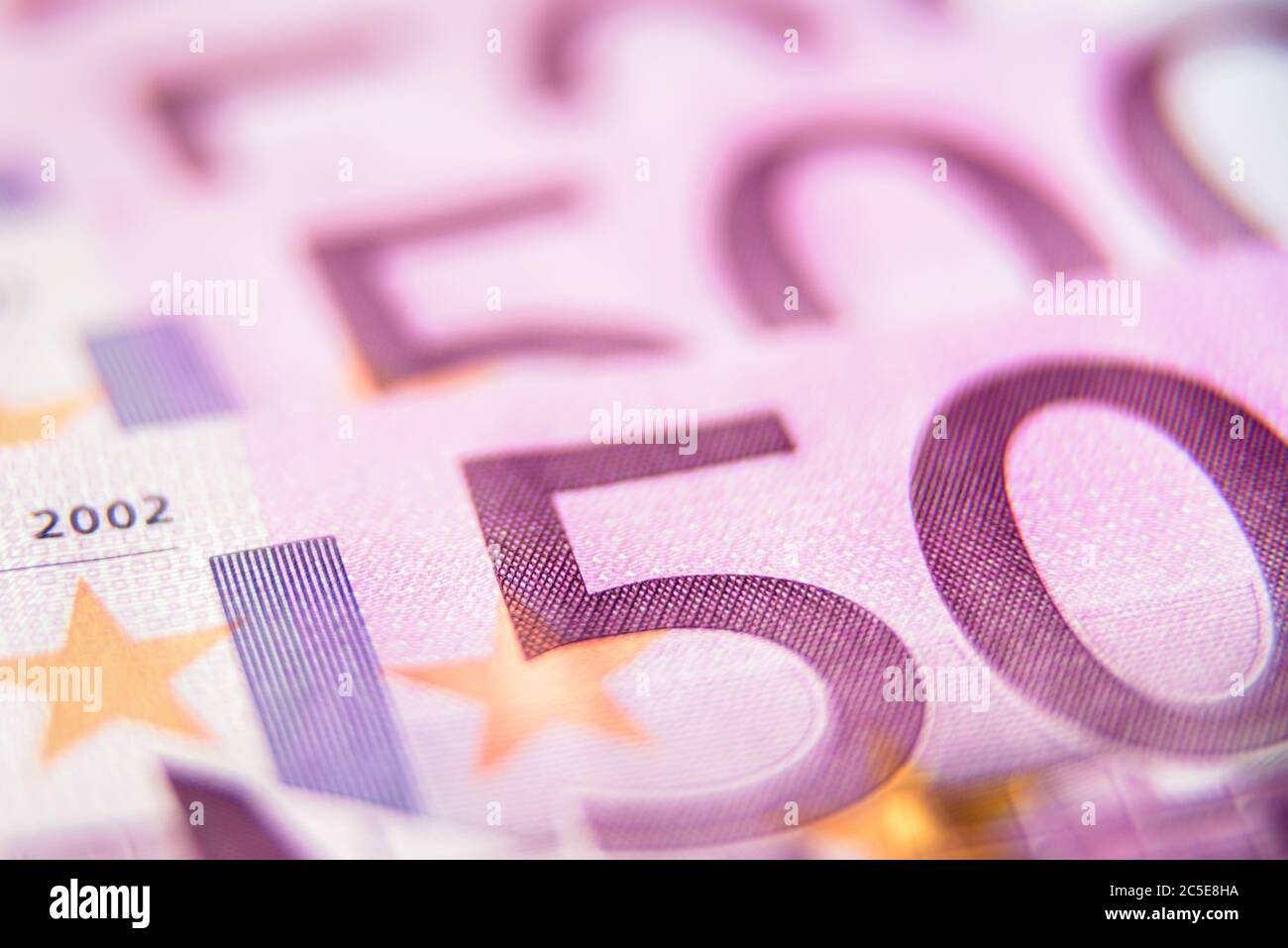 gros plan sur 500 billets en euros. Cinq cents billets de monnaie de l'Union européenne. Vue macro de l'argent en euros pour l'arrière-plan. Concept de banque, stock Banque D'Images