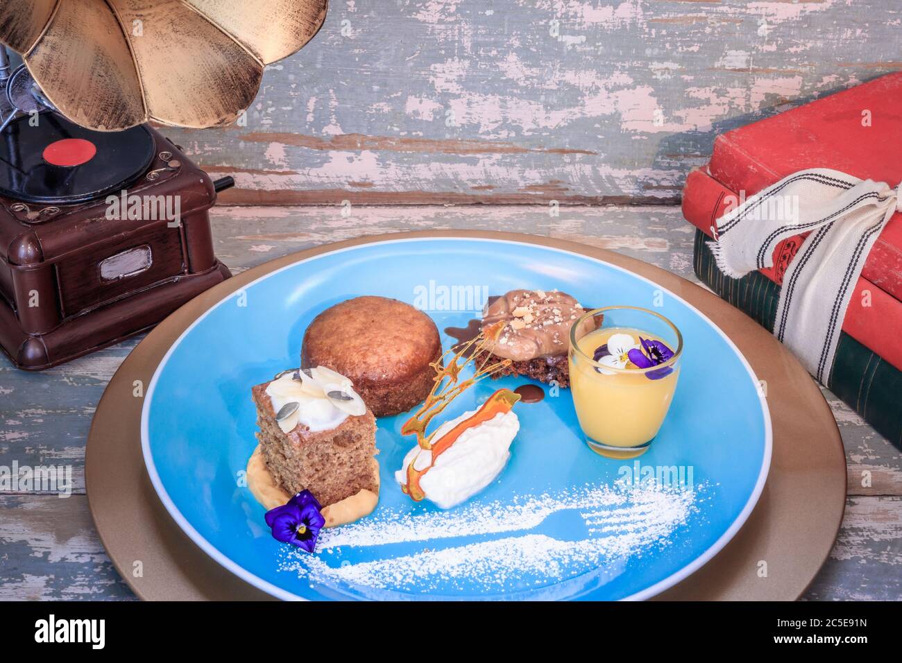 Brownie Au Chocolat Pudding A La Malva Gateau Aux Epices A La Citrouille Avec Glacage Glace Et Caille Au Citron Telephone De Grammaire Ancien Et Decorations De Livres Anciens Photo Stock