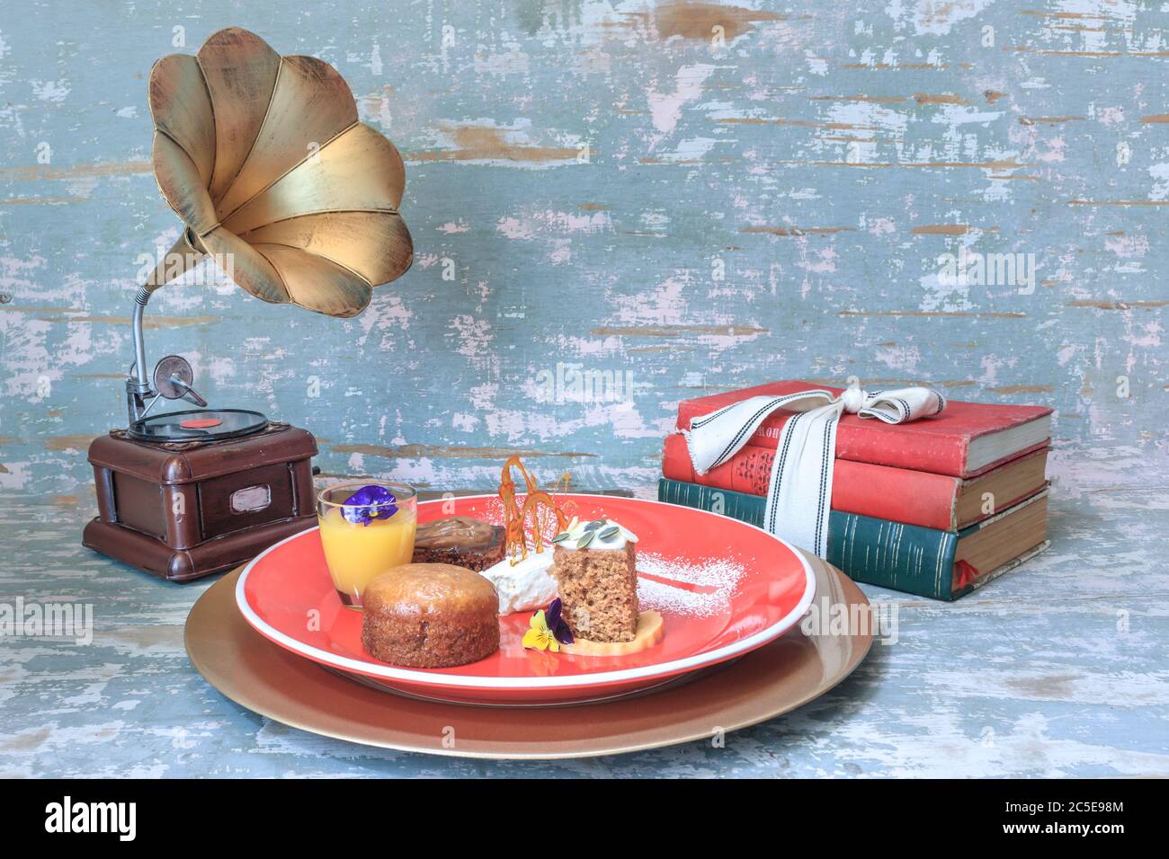 Brownie Au Chocolat Pudding A La Malva Gateau Aux Epices A La Citrouille Avec Glacage Glace Et Caille Au Citron Telephone De Grammaire Ancien Et Decorations De Livres Anciens Photo Stock Brownie Au Chocolat Pudding A La Malva Gateau Aux Epices A La Citrouille Avec Glacage Glace Et Caille Au Citron Telephone De Grammaire Ancien Et Decorations De Livres Anciens Photo Stock