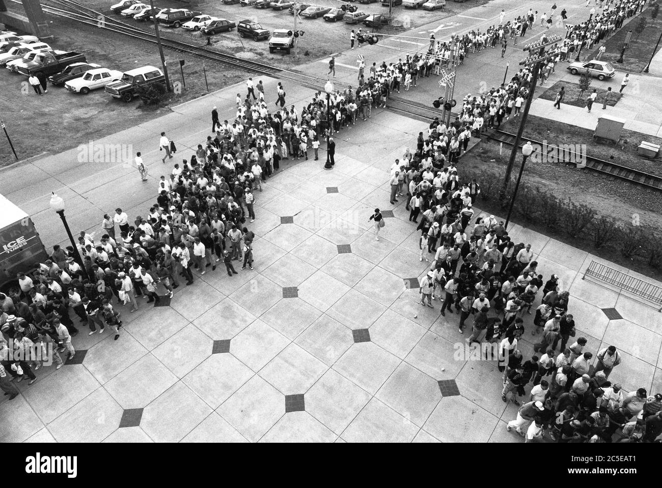 Davenport, Iowa, États-Unis. 2 juillet 2020. Des foules se sont rassemblées pour assister au match de boxe « Rumble on the River » entre Michael Nunn et James Toney au stade John O'Donnell de Davenport, Iowa, le vendredi 10 mai 1991. Crédit : Kevin E. Schmidt/Quad-City Times/ZUMA Wire/Alay Live News Banque D'Images