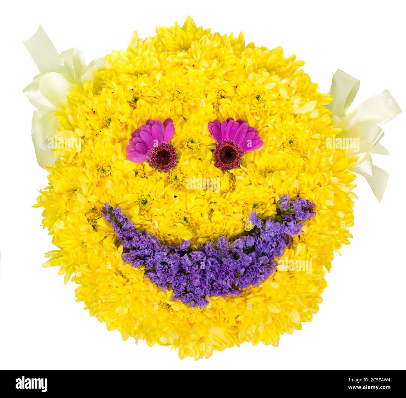 Souriez. Décoration de fleurs naturelles isolée sur fond blanc Banque D'Images