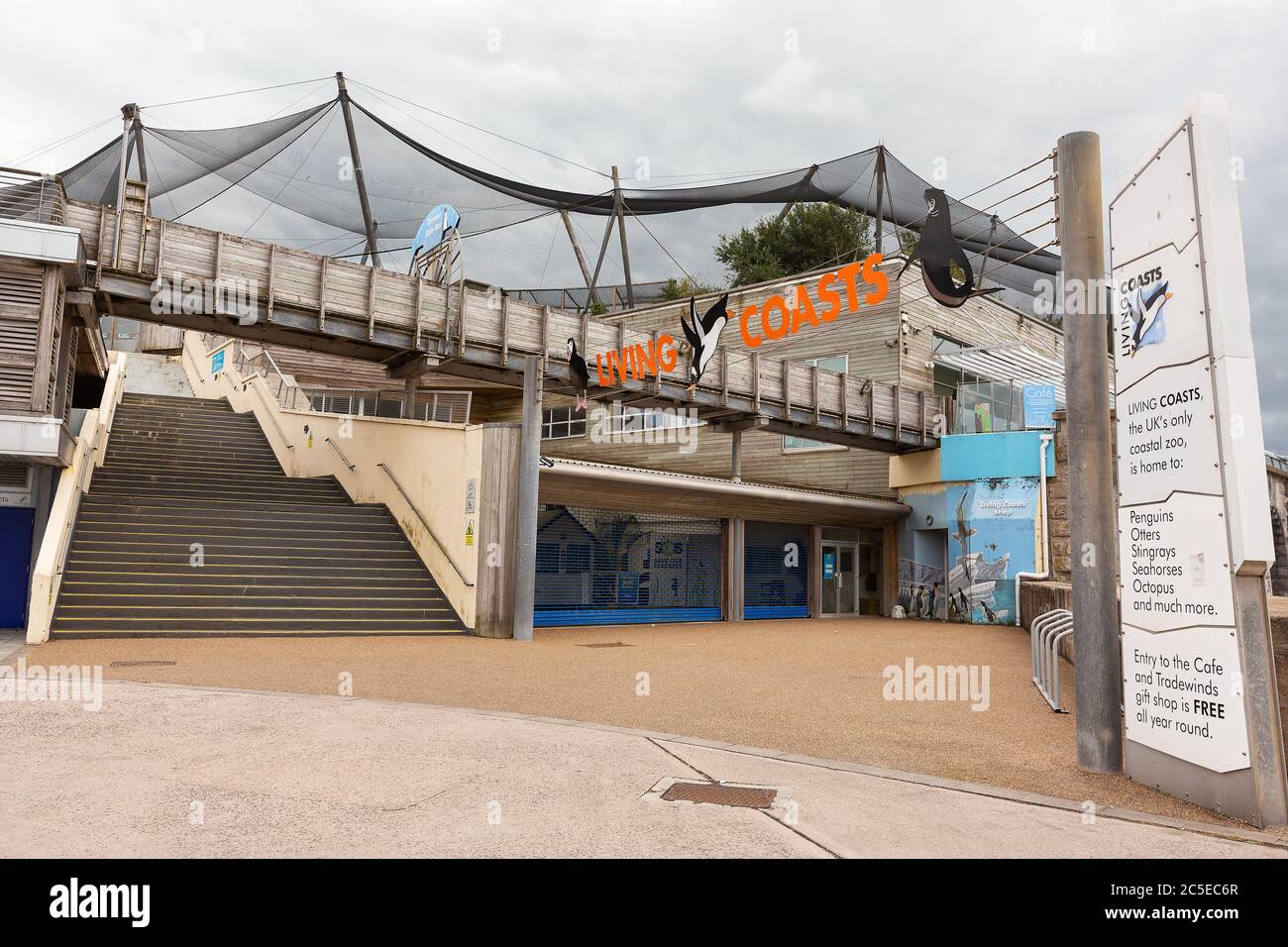 Les côtes vivantes de Torquay, Devon, qui abrite des oiseaux, des pingouins et des poissons qui ont malheureusement dû fermer en raison de la pression économique due en partie à Covid 19. Banque D'Images