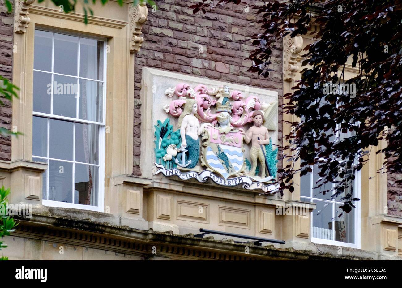 Merchants Hall Clifton Down Bristol. Siège de la Société des entrepreneurs marchands, montre les armoiries de l'héritier et la devise latine Banque D'Images