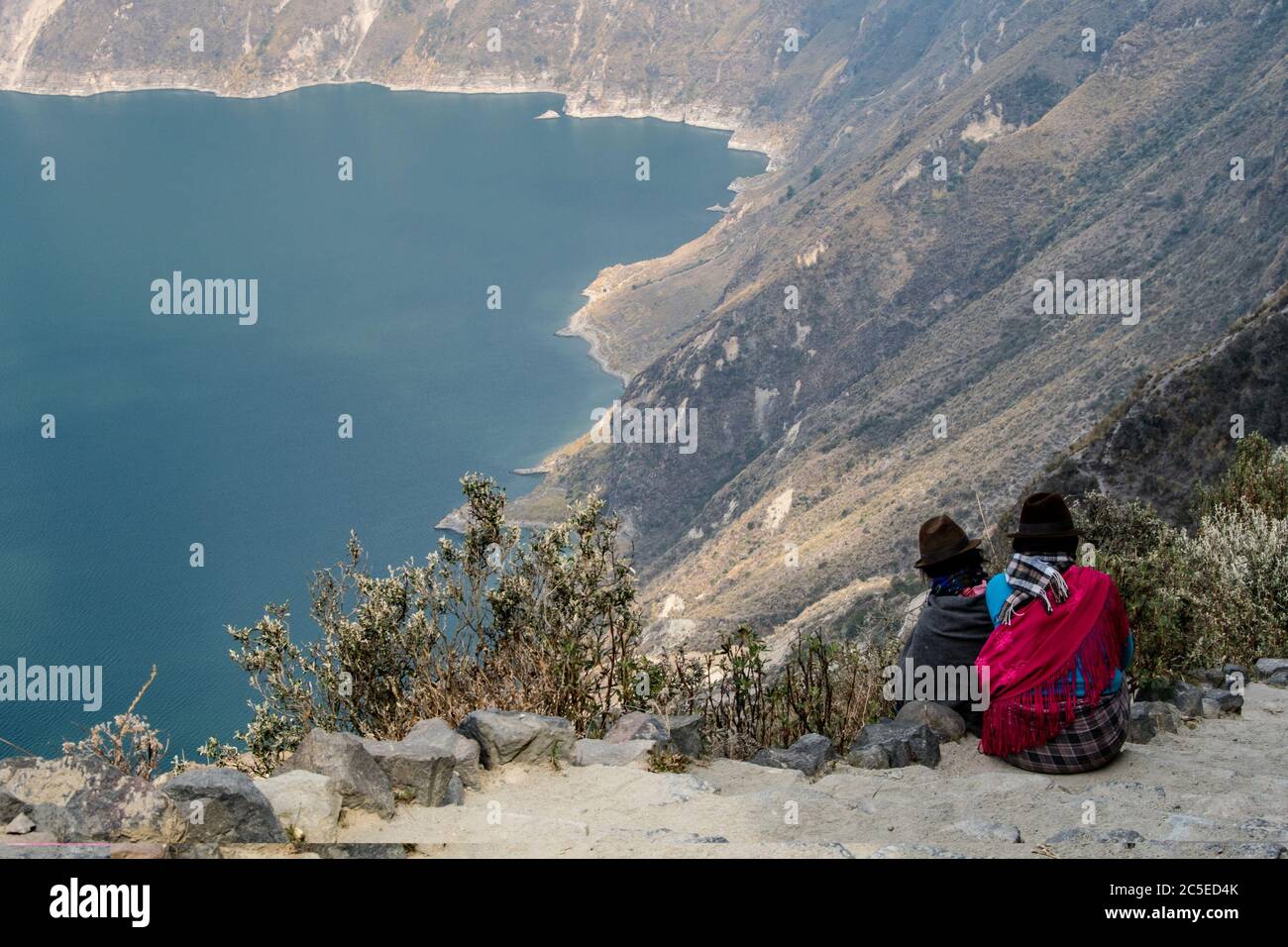 Les femmes équatoriennes, avec leurs vêtements traditionnels, admirent le spectaculaire lac Quilotoa à plus de 3500 mètres au-dessus du niveau de la mer près de Zumbahua Banque D'Images