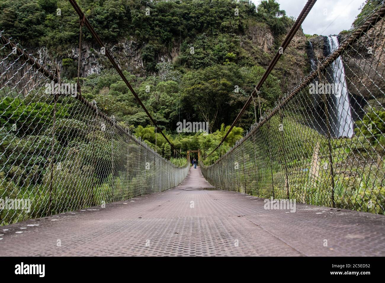 Pont suspendu relie les deux côtés de la vallée près de Banos Banque D'Images