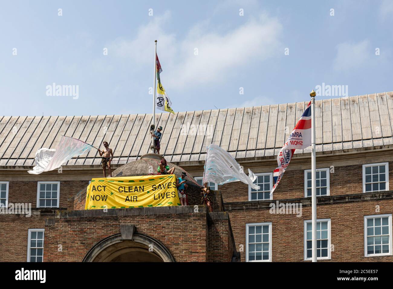Extinction les manifestants de la rébellion de Bristol ont grimpé sur un toit de l'hôtel de ville de Bristol exigeant un engagement à réduire la pollution de l'air de Bristol. Banque D'Images