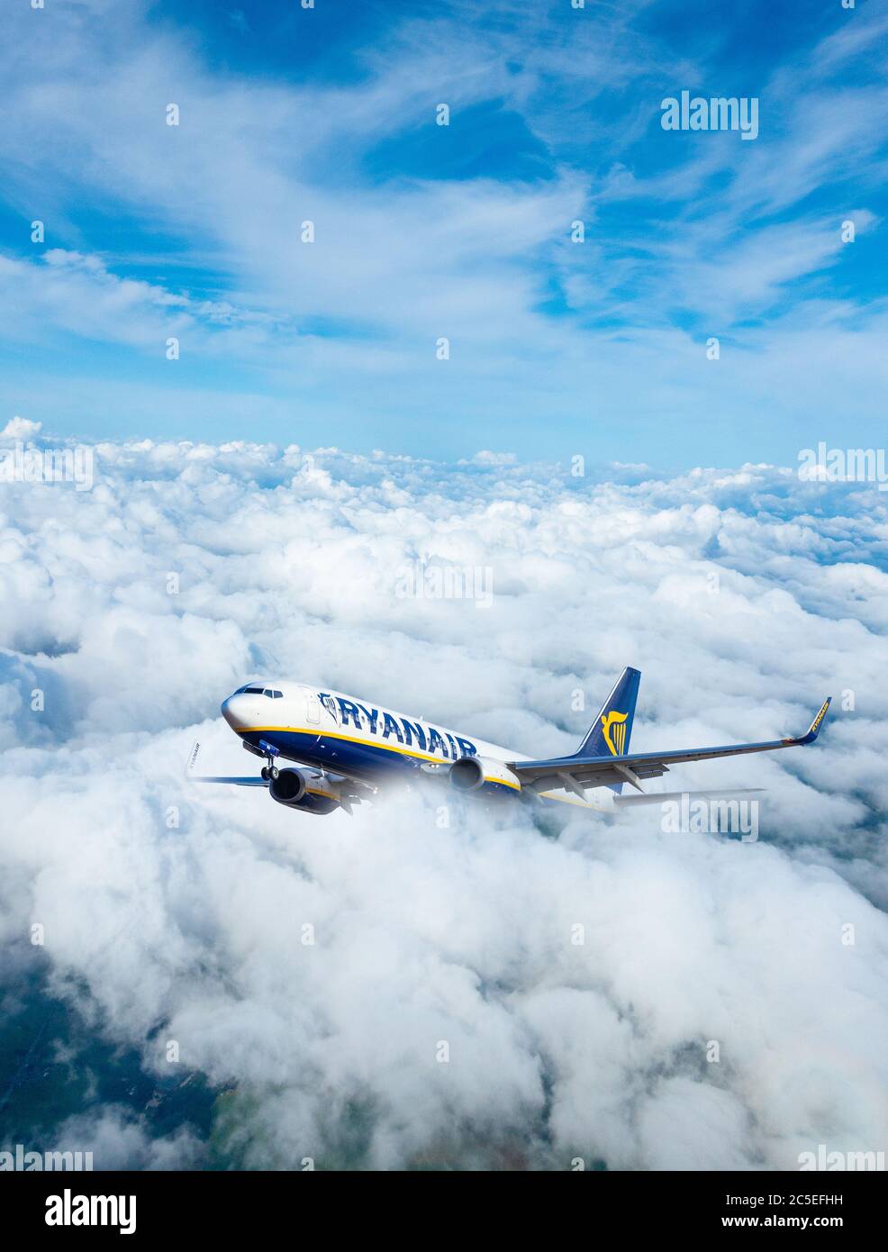 Avion Ryanair, avion au-dessus de la couche nuageuse. Banque D'Images