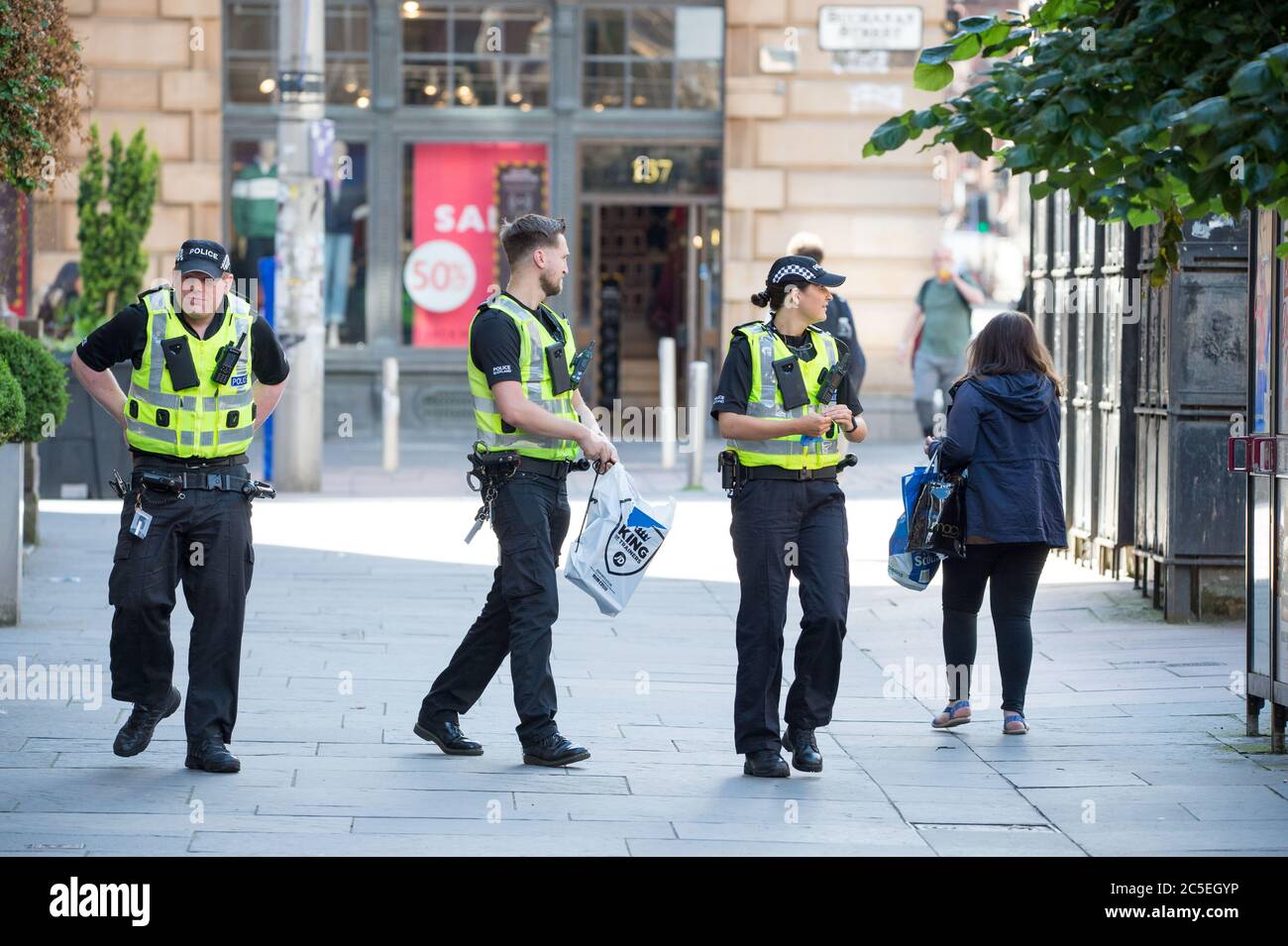 Glasgow, Écosse, Royaume-Uni. 2 juillet 2020. Photo : les policiers sont appelés à assister à un colis suspect qui a été signalé à l'angle de Buchanan Street et de ST Vincent Street à Glasgow. Crédit : Colin Fisher/Alay Live News Banque D'Images
