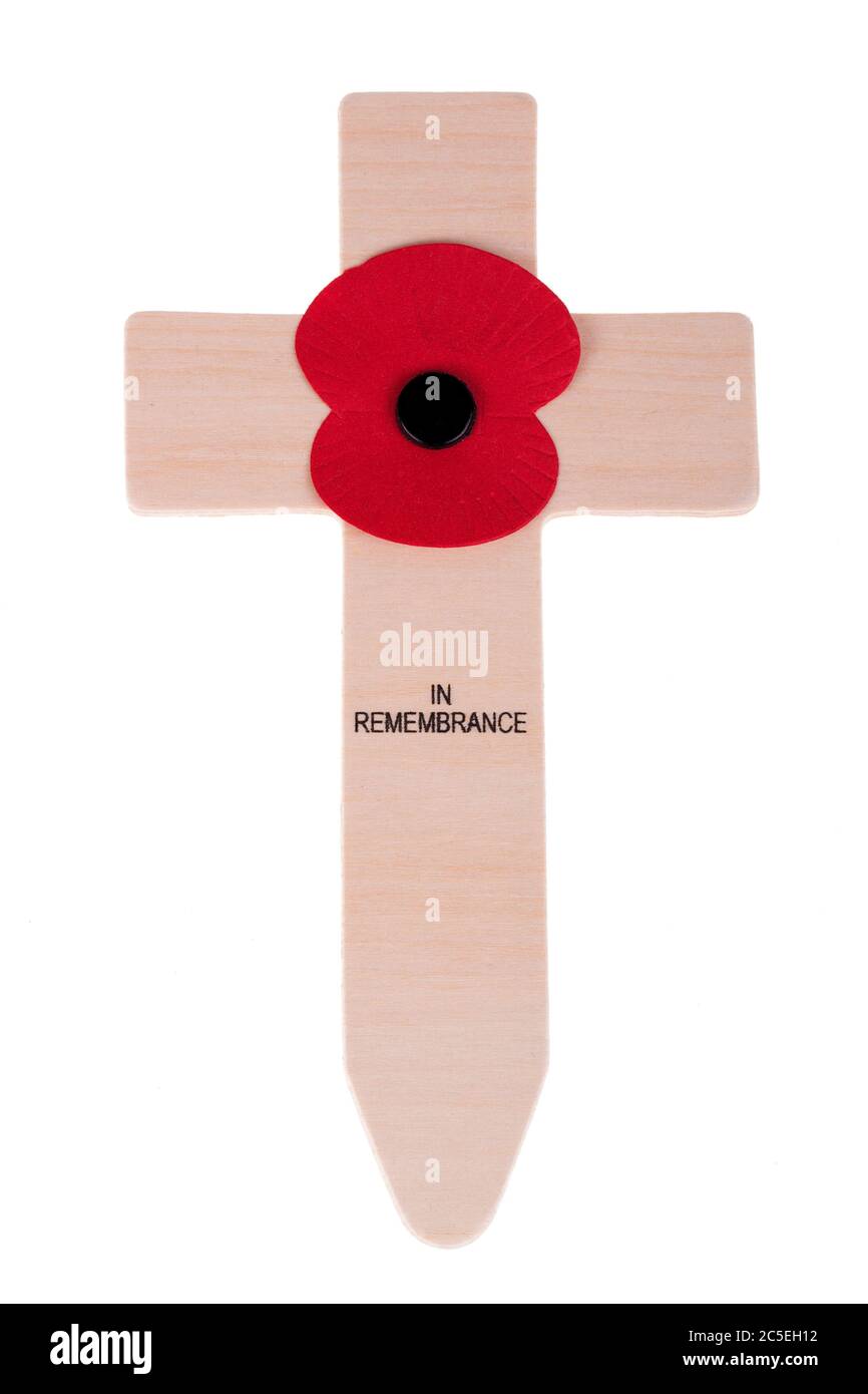 Croix du jour du souvenir avec coquelicot, isolée sur blanc Banque D'Images