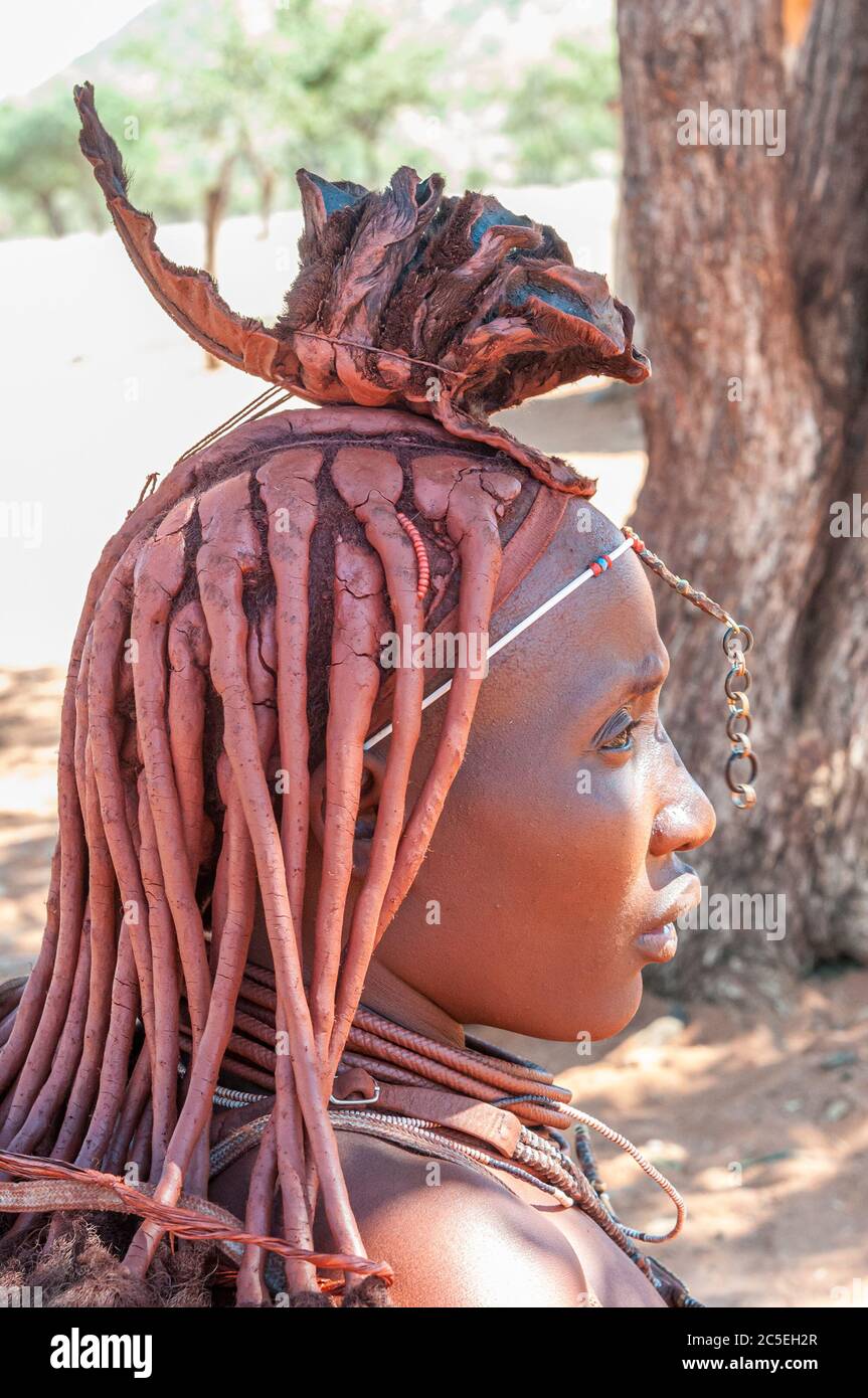EPUPA, NAMIBIE - 27 MAI 2011: Profil d'une femme Himba mariée avec des cheveux traditionnels serrures et une tête de lit ornée posant pour les photographes à un Himba v Banque D'Images