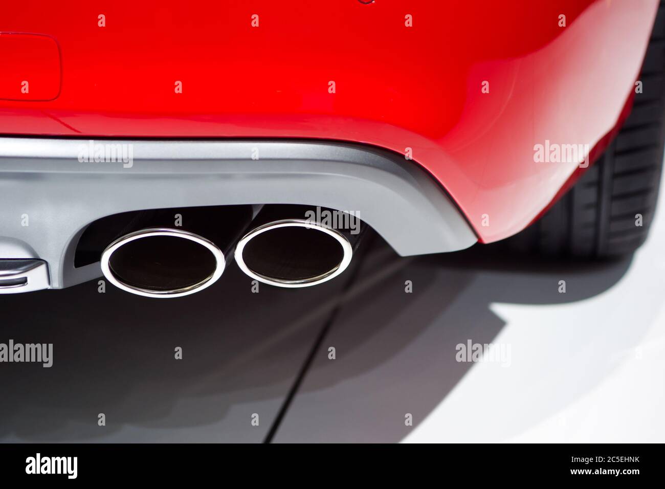 Tuyaux d'échappement de voiture moderne Banque D'Images