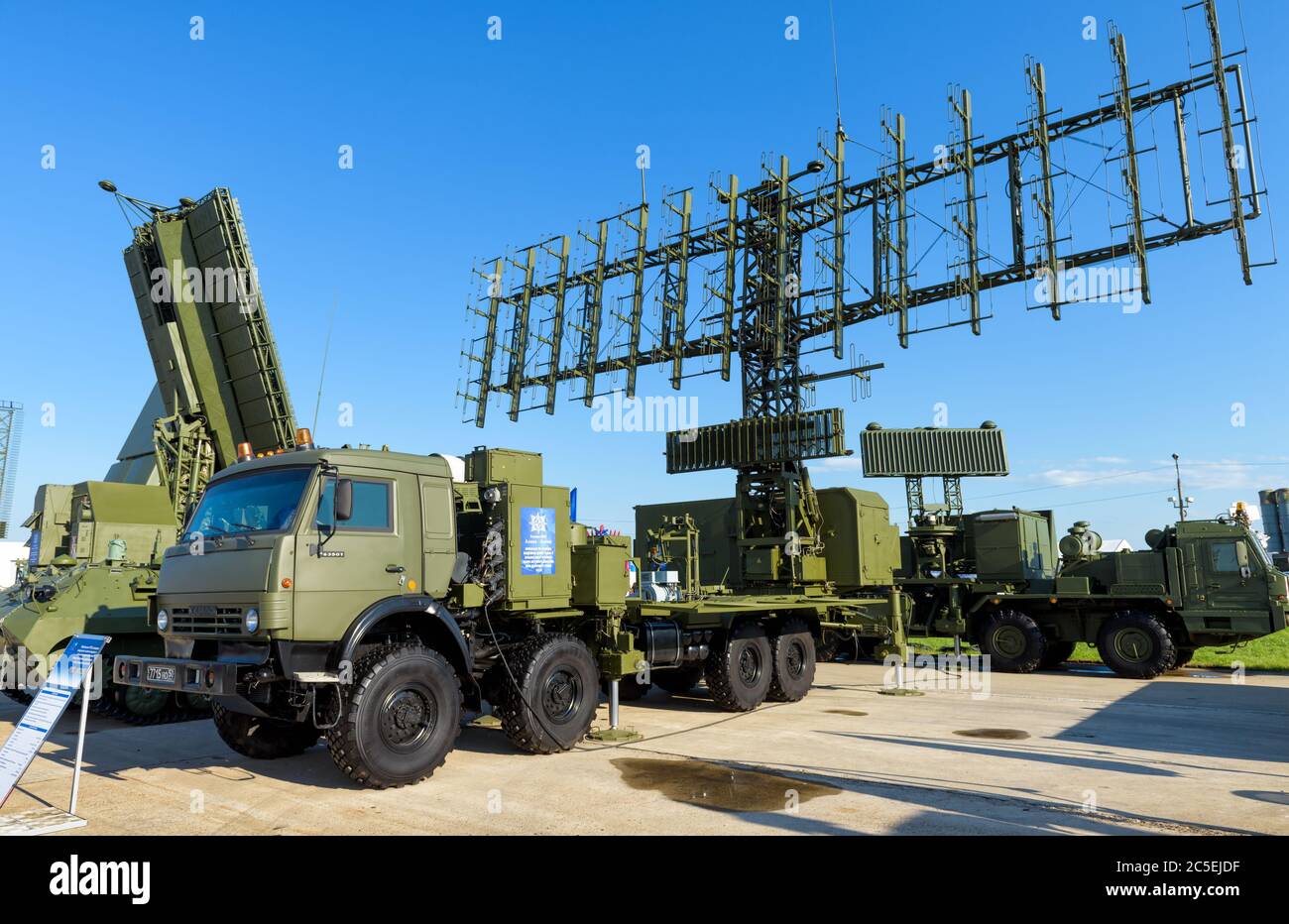 Région de Moscou - 21 juillet 2017 : stations radar mobiles militaires russes modernes au salon international de l'aviation et de l'espace (MAKS). Banque D'Images