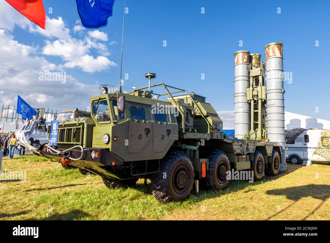Région de Moscou - 21 juillet 2017 : le système d'armes antiaériennes russe S-400 TRIUMF au salon international de l'aviation et de l'espace (MAKS). Banque D'Images