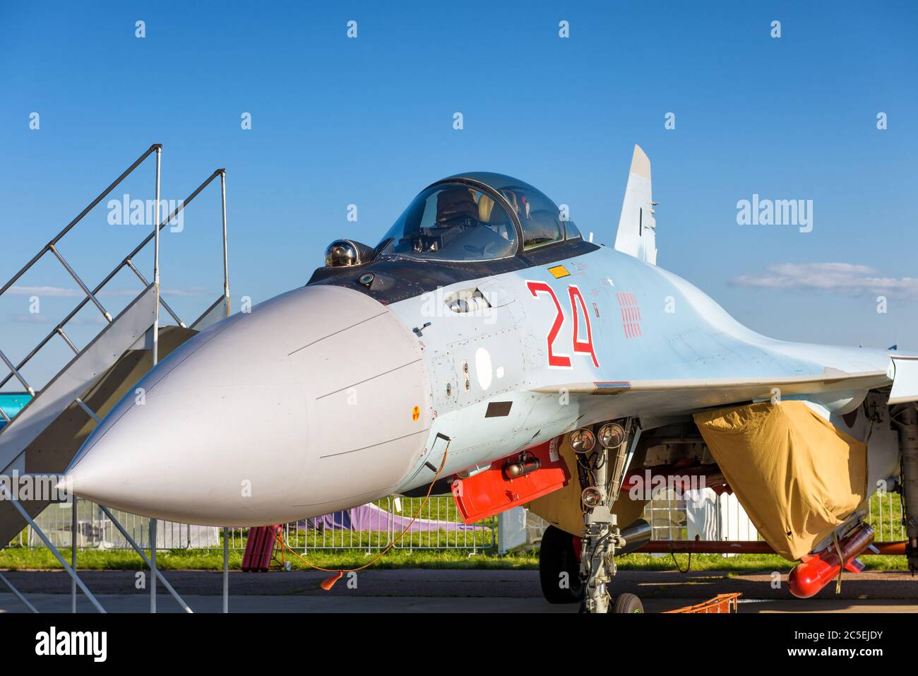 Région de Moscou - 21 juillet 2017 : Sukhoi su-35, chasseur de grève russe moderne, au salon international de l'aviation et de l'espace (MAKS) de Zhukovsky. Banque D'Images