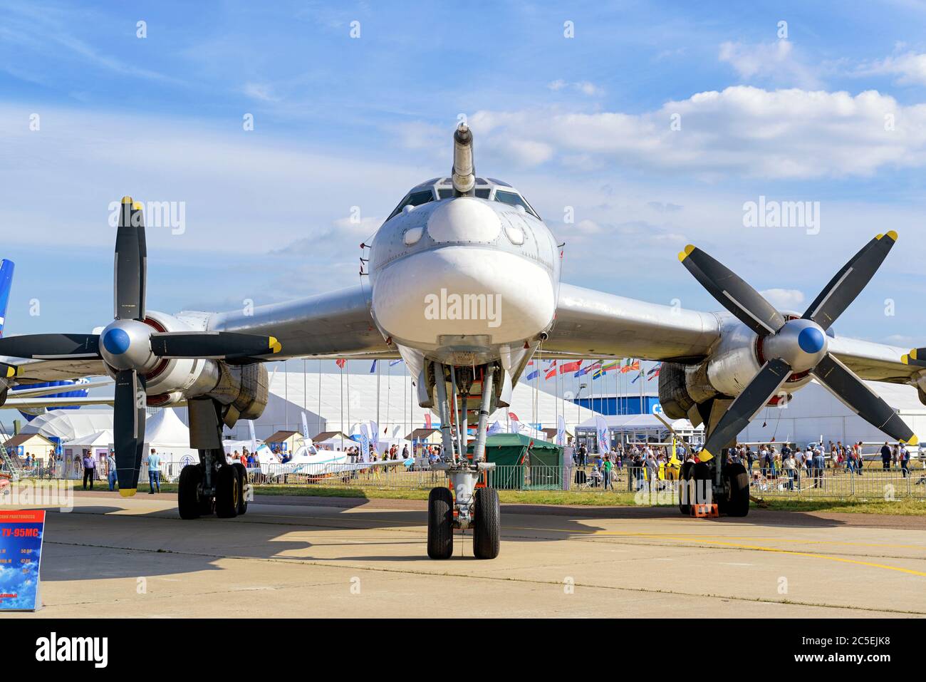RÉGION DE MOSCOU - 28 AOÛT 2015 : bombardier stratégique russe Tupolev Tu-95MS 'Bear' au salon international de l'aviation et de l'espace (MAKS). Banque D'Images