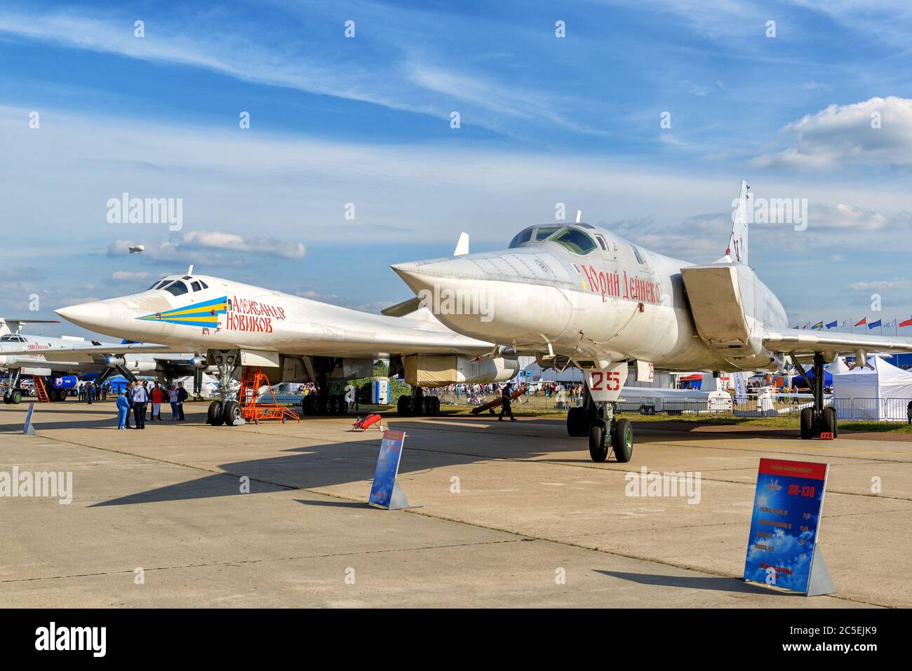 RÉGION DE MOSCOU - 28 AOÛT 2015 : bombardiers stratégiques russes Supersonic Tupolev Tu-160 'Blackjack' et Tu-22M3 'Backfire' à l'aviation internationale Banque D'Images