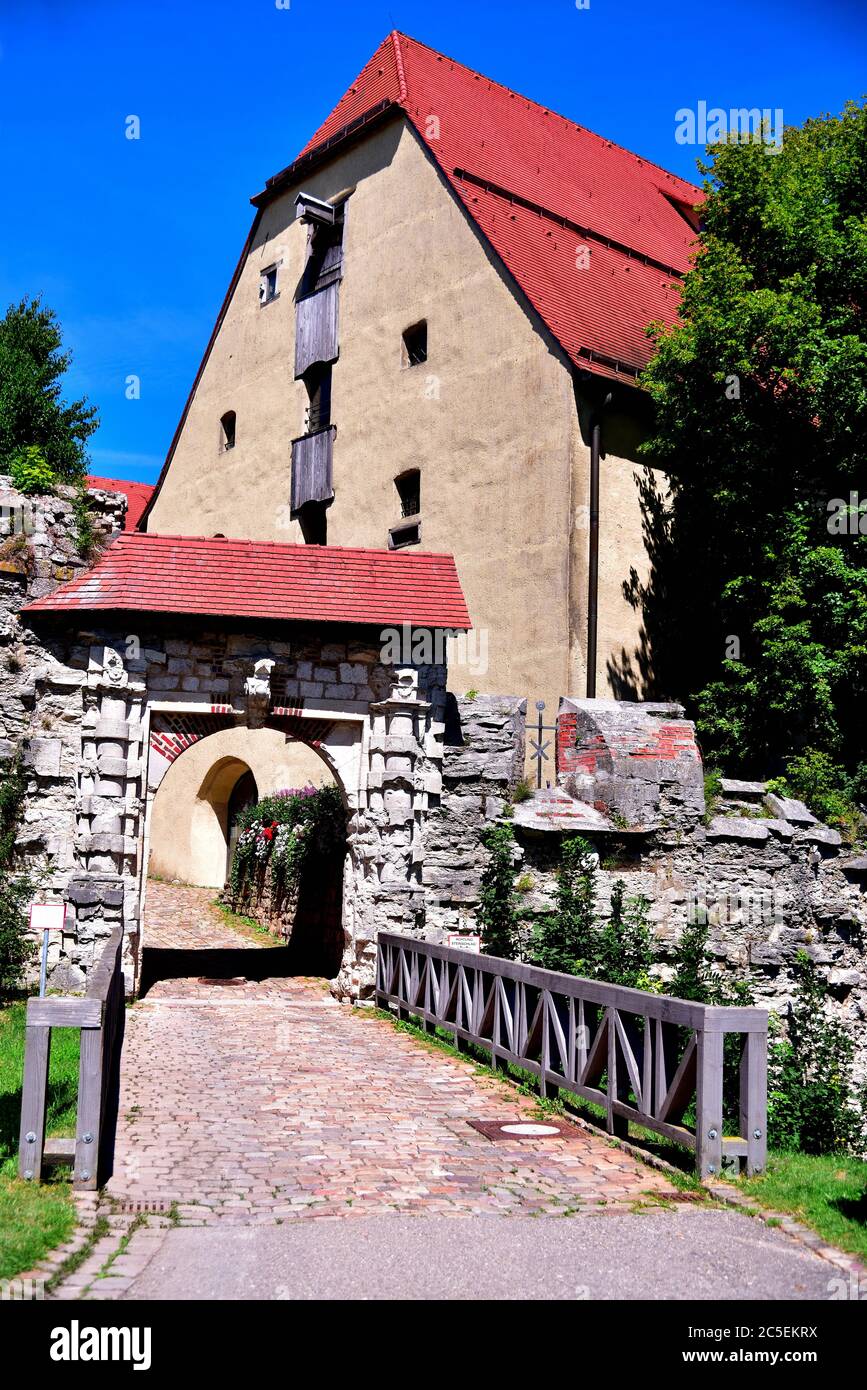 Entrée du château de Hellenstein, un pont et le marché du vieux grain à une Sunny Summer Day, Heidenheim, Swabian Alb, Allemagne, Europe Banque D'Images