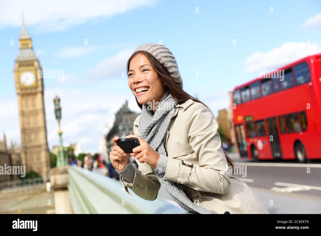 London touriste femme de tourisme de prendre des photos Banque D'Images