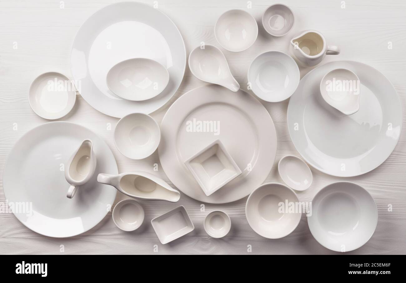 Kit de vaisselle vide sur fond blanc avec espace de copie Banque D'Images