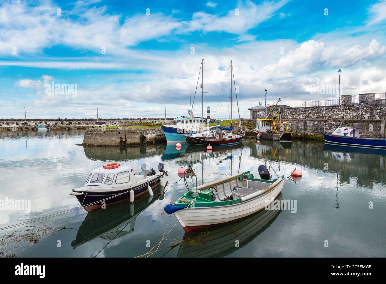 Petit port dans la ville de Carnlouhg dans une belle journée d'été, Irlande du Nord, Royaume-Uni Banque D'Images