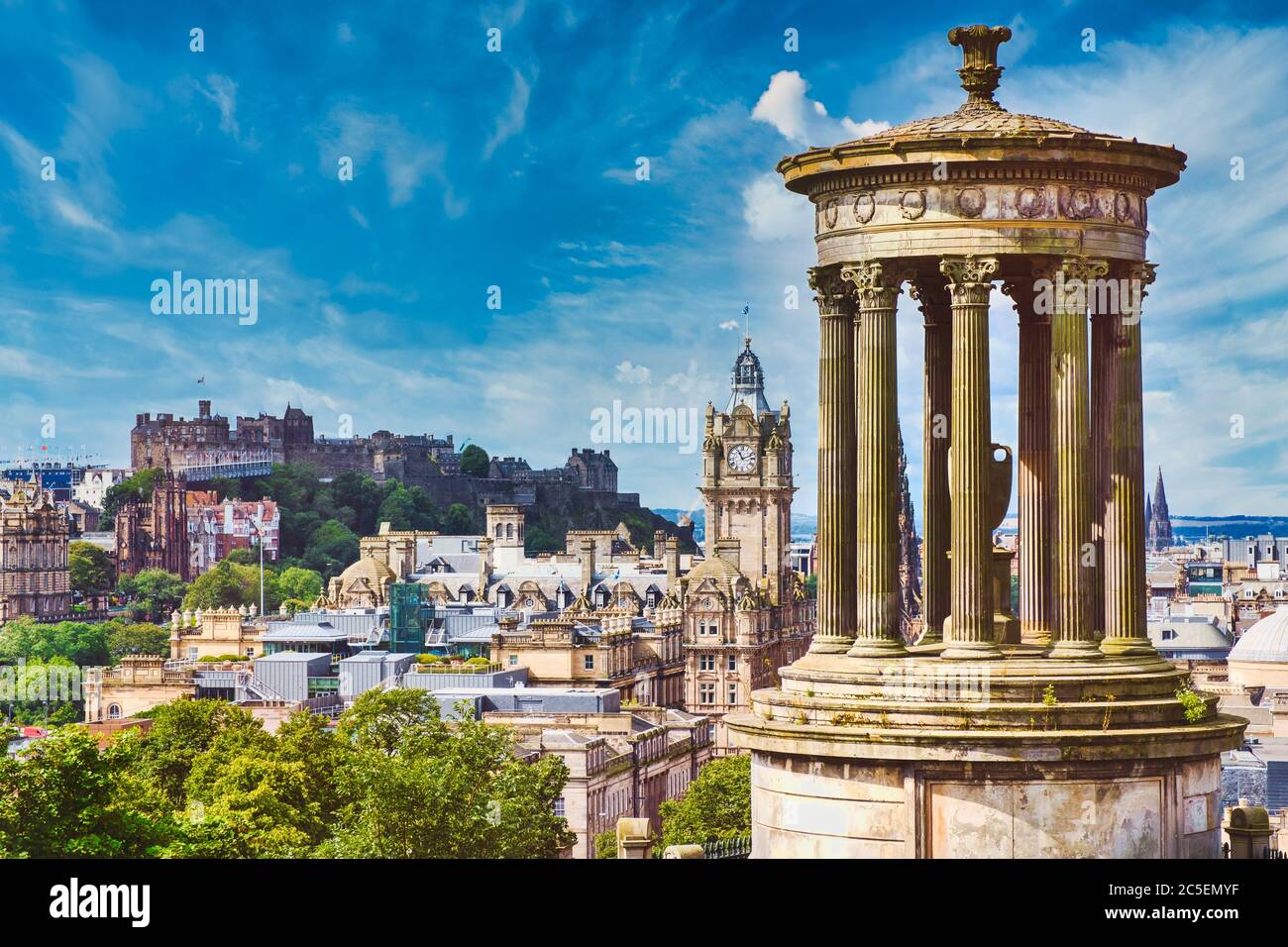 Vue panoramique sur la ville d'Edimbourg en Écosse par une journée ensoleillée Banque D'Images