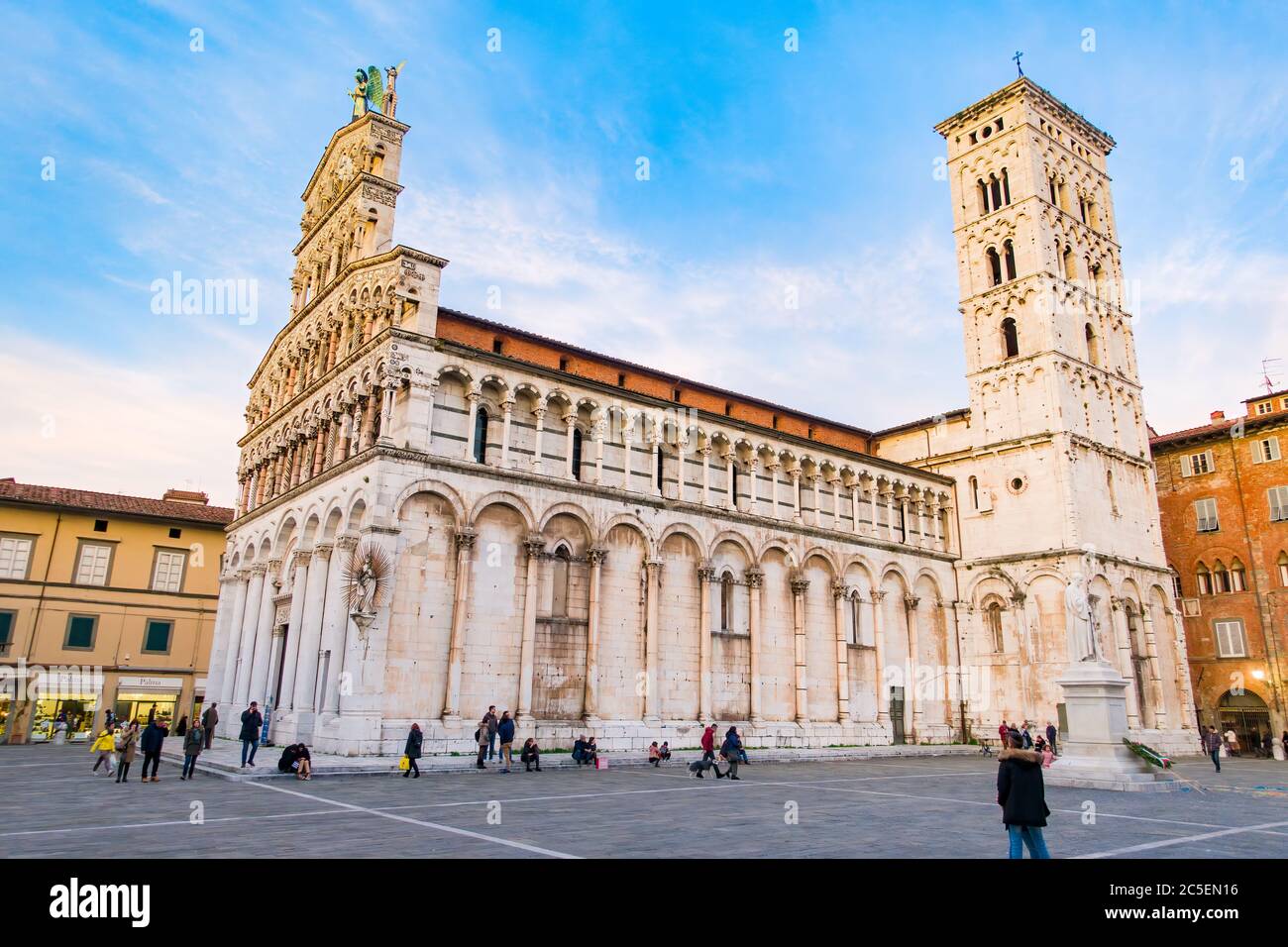 Lucques, Toscane, place de la cathédrale de San Michele à Foro au coucher du soleil Banque D'Images