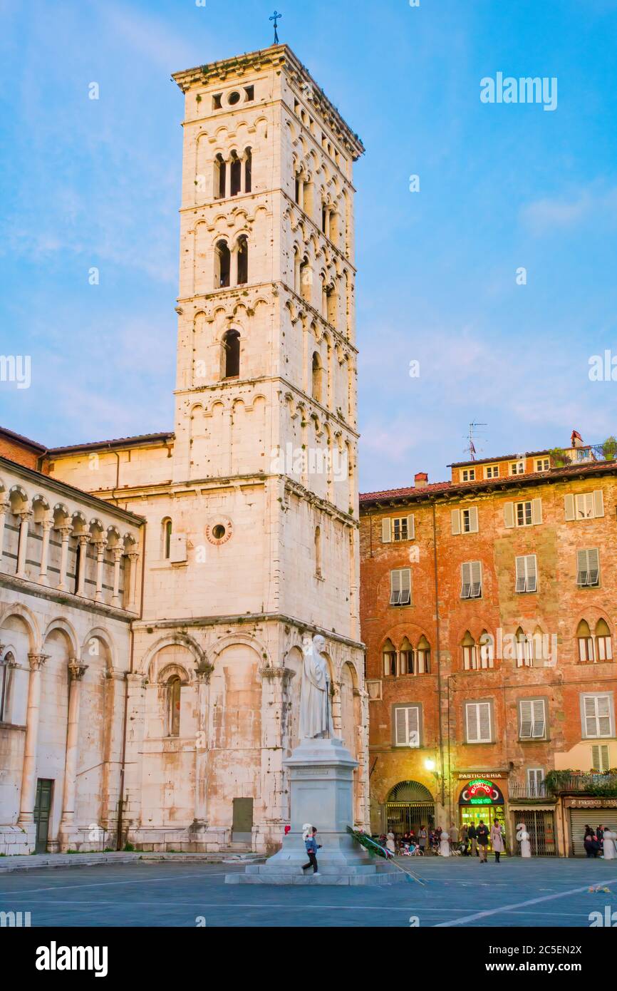 Lucques, Toscane, place de la cathédrale de San Michele à Foro au coucher du soleil Banque D'Images