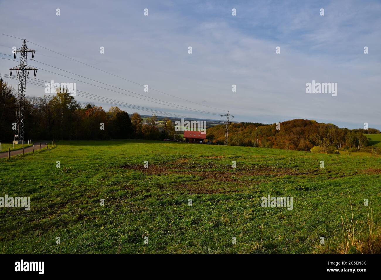 Paysage montagneux d'albe souabe avec arbres d'automne colorés, bois et champs d'herbe à une journée ensoleillée, Aalen, Allemagne, Europe, Voyage Banque D'Images