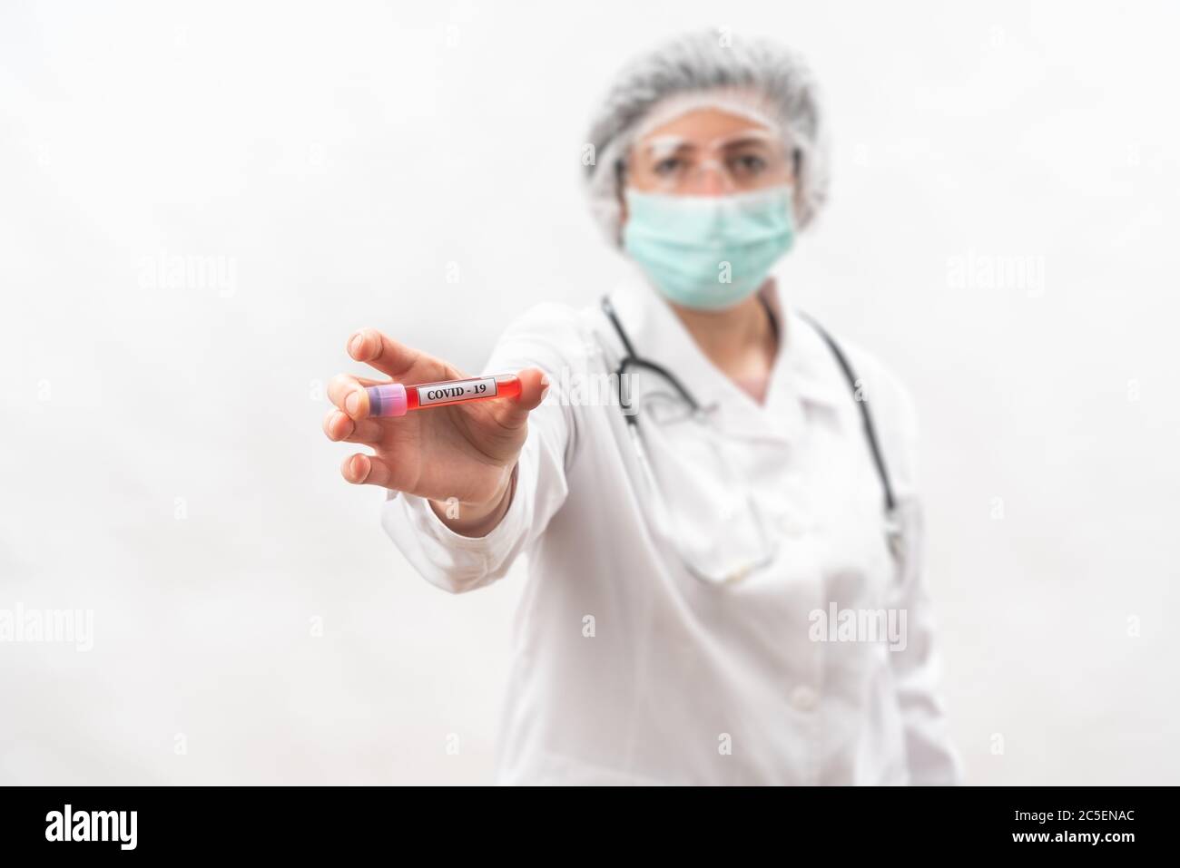 Infirmier médical sur fond blanc, montre compare, tube à essai avec des bactéries virales. Banque D'Images