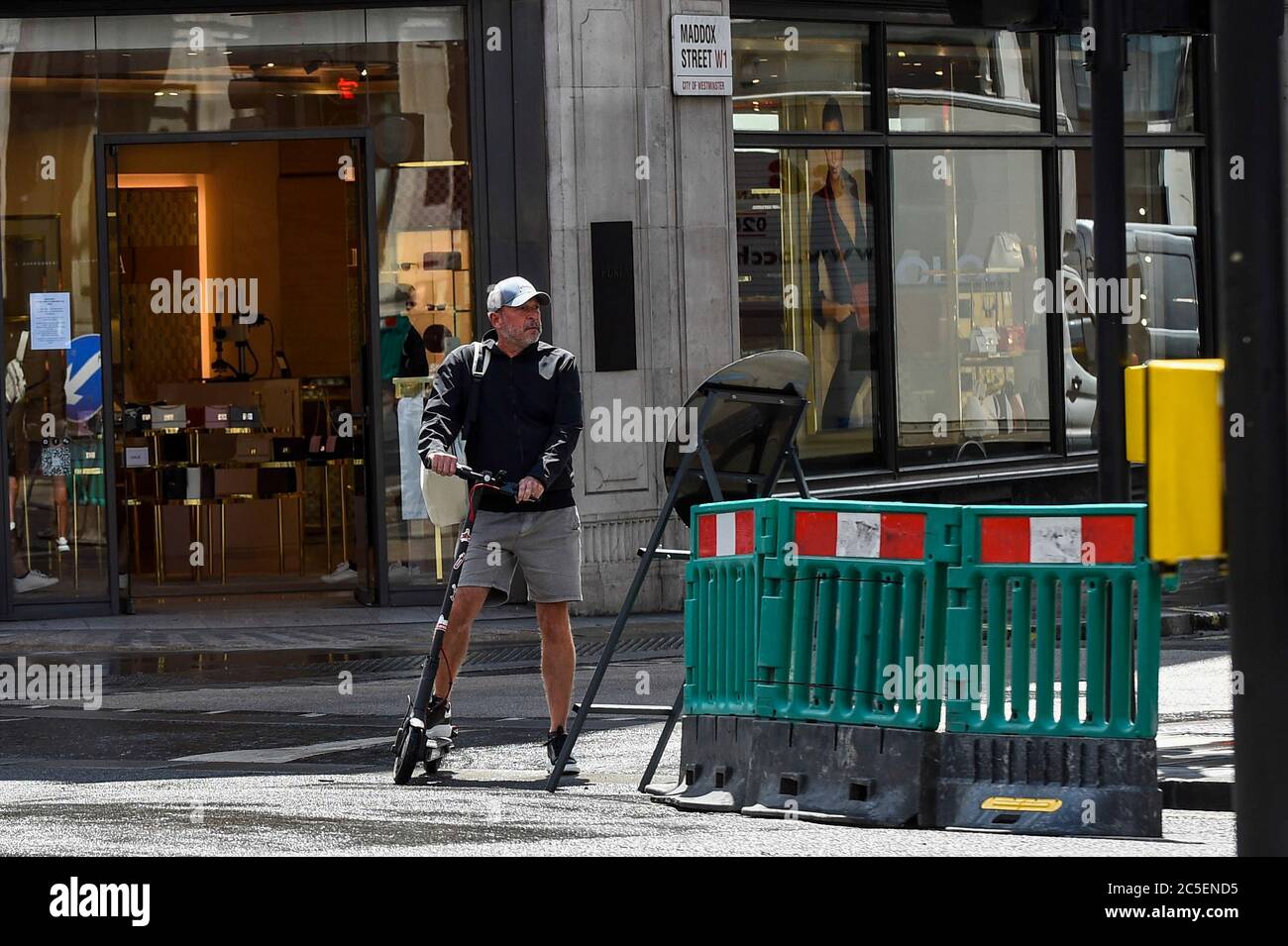 Londres, Royaume-Uni. 2 juillet 2020. Un homme fait un scooter électrique personnel (e-scooter) dans Regent Street. Le ministère des Transports permettra à la location de scooters électroniques de devenir légale sur les routes en Grande-Bretagne à partir du 4 juillet, pour une période d'essai de 12 mois, afin d'essayer d'alléger la pression sur les transports publics pendant la pandémie du coronavirus. Les conducteurs ont besoin d'un permis de conduire, de motocyclette ou de cyclomoteur complet ou provisoire pour utiliser les véhicules, et ils doivent être âgés de 16 ans ou plus. Actuellement, il est offense de conduire des e-trottinettes personnelles sur une route publique britannique, une piste cyclable ou une chaussée. Credit: Stephen Chung / Alay Live News Banque D'Images