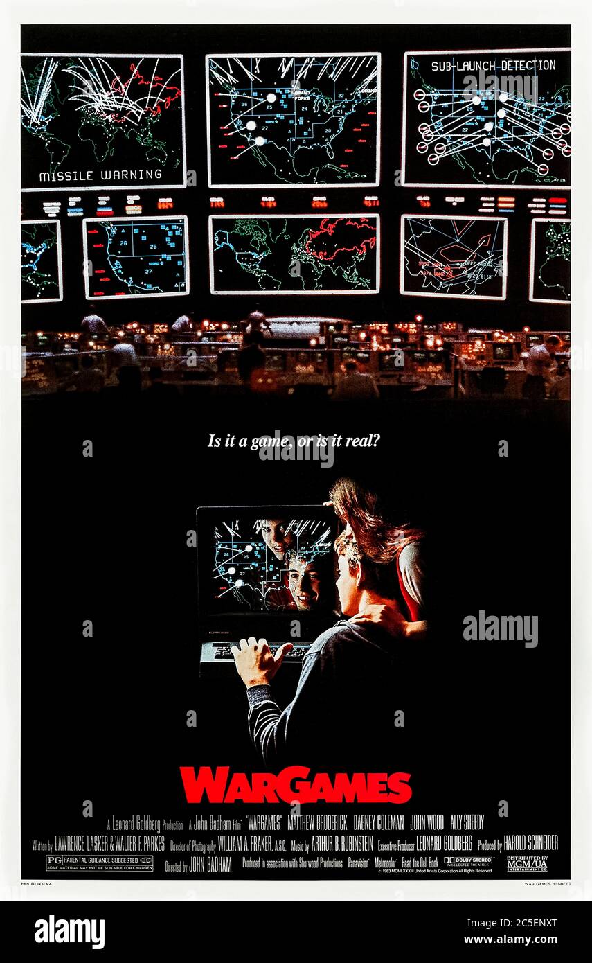 Wargames (1983) réalisé par John Badham et mettant en vedette Matthew Broderick, Ally Sheedy, John Wood et Dabney Coleman. Un jeune hacker trouve une porte arrière dans un ordinateur de défense au NORAD et commence à jouer un jeu de simulation militaire qui a le potentiel de commencer la guerre mondiale 3. Banque D'Images