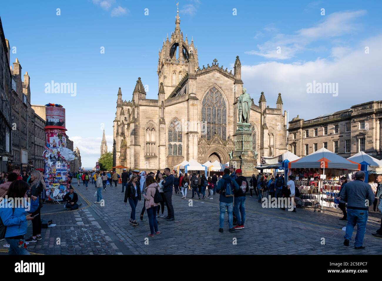 Vue sur le Royal Mile et la cathédrale St Giles avec les touristes et les habitants participant au festival Fringe Banque D'Images