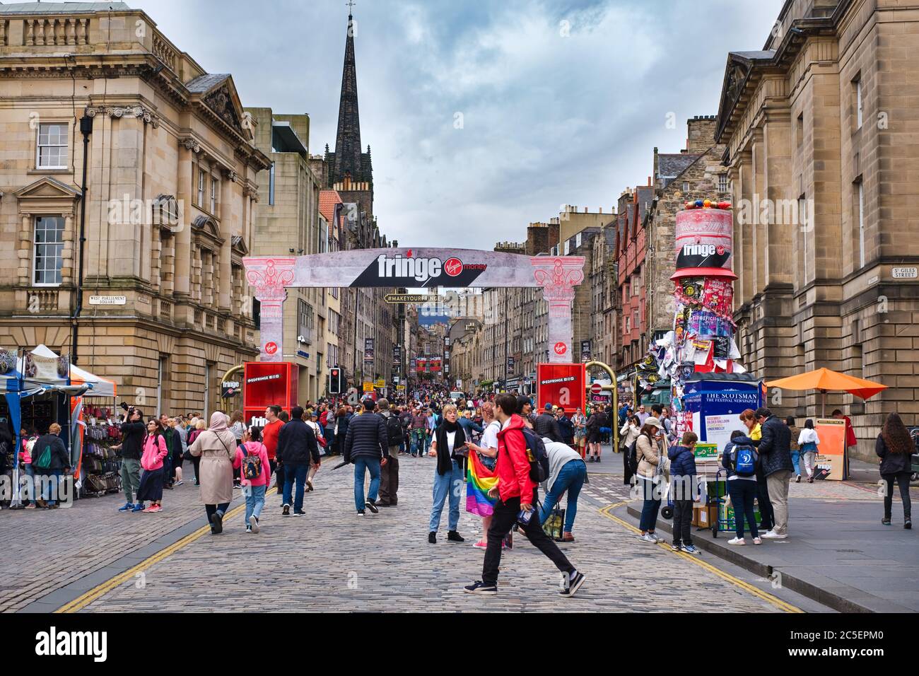 Le Royal Mile d'Édimbourg décoré pour le festival Fringe Banque D'Images