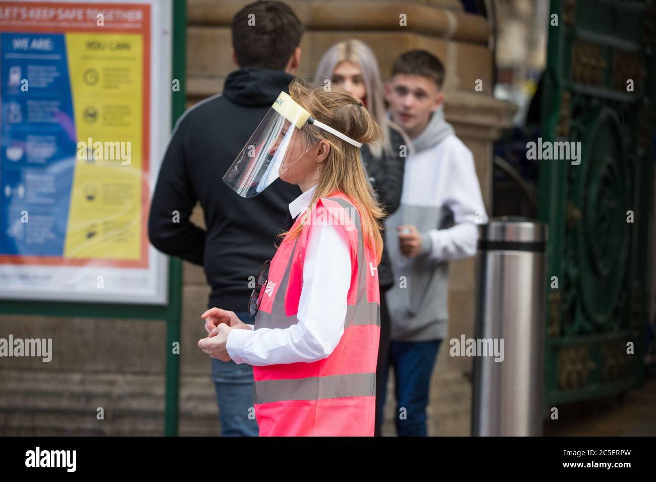 Glasgow, Écosse, Royaume-Uni. 2 juillet 2020. Photo : entrée de la rue Gordon à la gare centrale dans le centre-ville de Glasgow. Des postes d'assainissement des mains et des masques faciaux sont offerts à tous les passagers qui entrent dans le poste. Les revêtements de visage sont obligatoires sur tous les transports publics en Écosse. Aujourd'hui, Nicola Sturgeon a annoncé des revêtements de visage obligatoires à porter dans tous les magasins à partir du 10 juillet de la semaine prochaine dans une tentative d'arrêter complètement la propagation du coronavirus (COVID19). Crédit : Colin Fisher/Alay Live News Banque D'Images