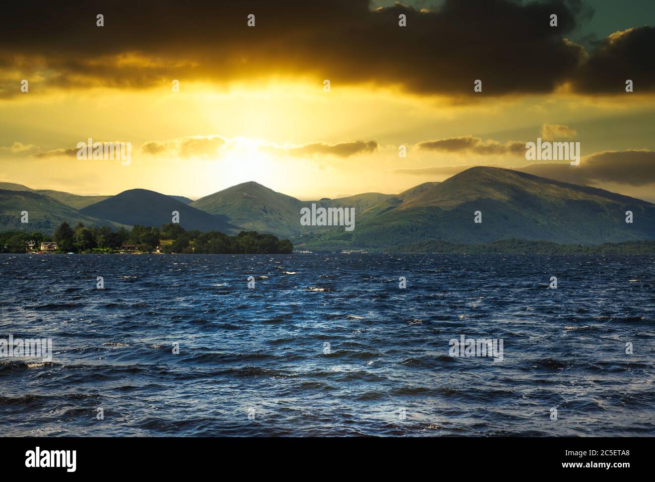 Loch Lomond en Écosse au coucher du soleil Banque D'Images