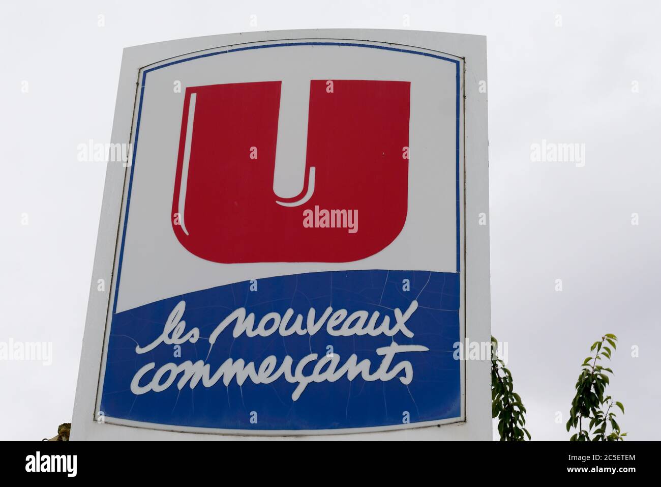 Bordeaux , Aquitaine / France - 06 20 2020 : logo Super U signe u pour supermarché français Banque D'Images