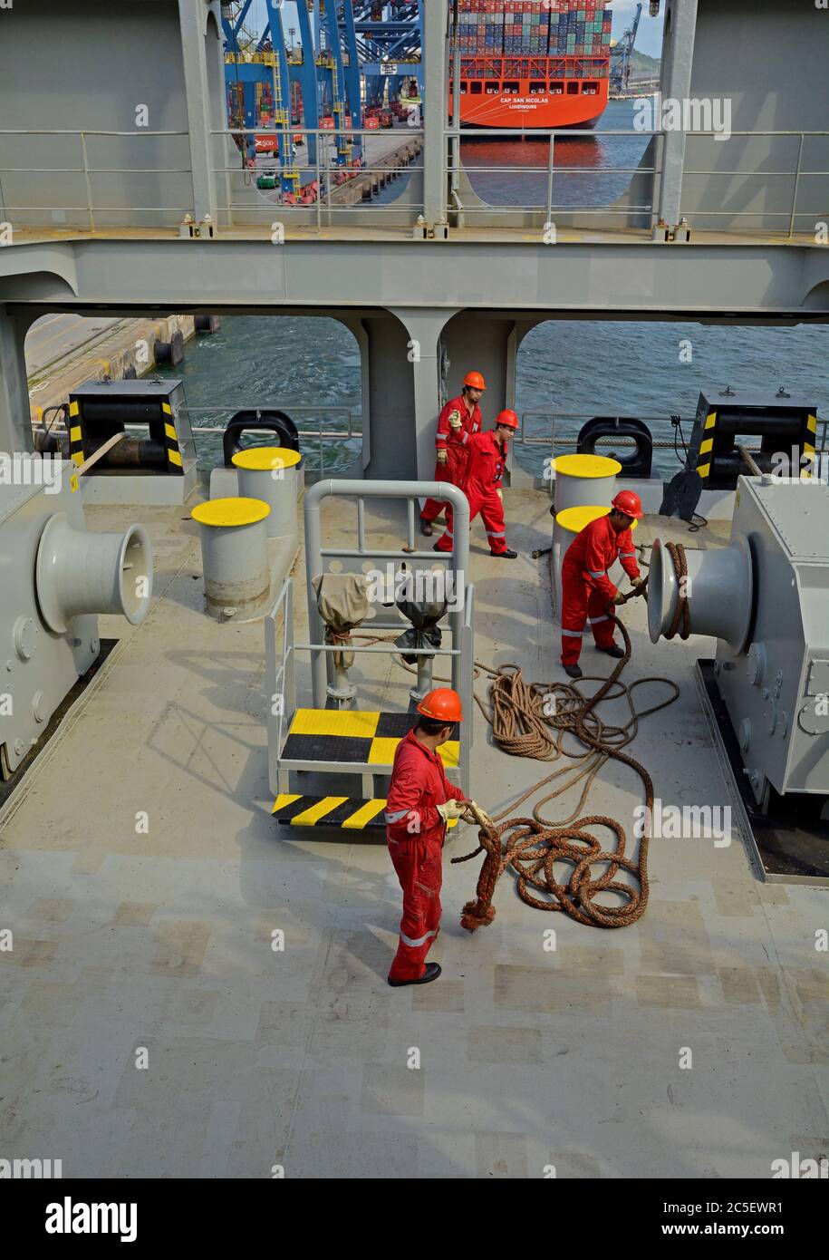 port de santos, sao paulo/brésil - 20 janvier 2014 : marins philippins à la station aft du lc alessia (imo 9225653) pendant l'opération de démouillage Banque D'Images