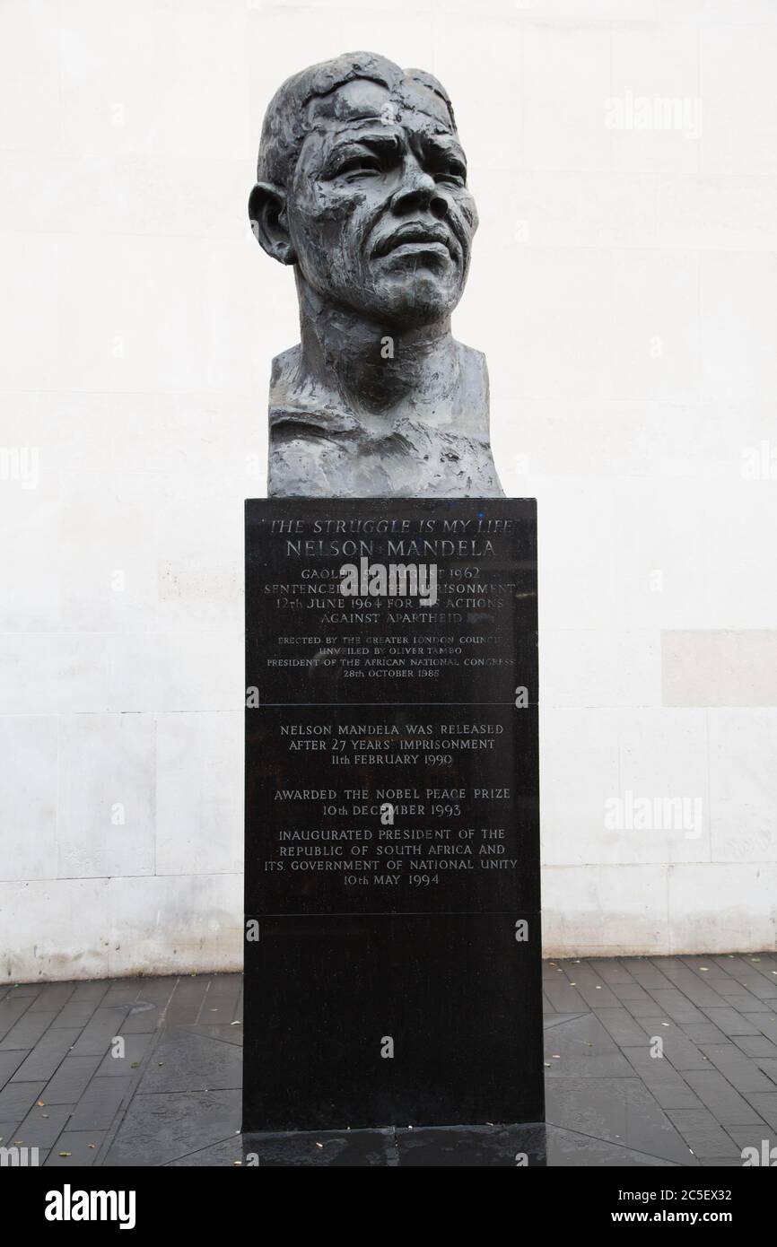 LONDRES, Royaume-Uni - novembre 20 : statue de bronze Nelson Mandela, South Bank, Londres, Royaume-Uni. Le 20 2013 novembre, à Londres, Royaume-Uni Banque D'Images