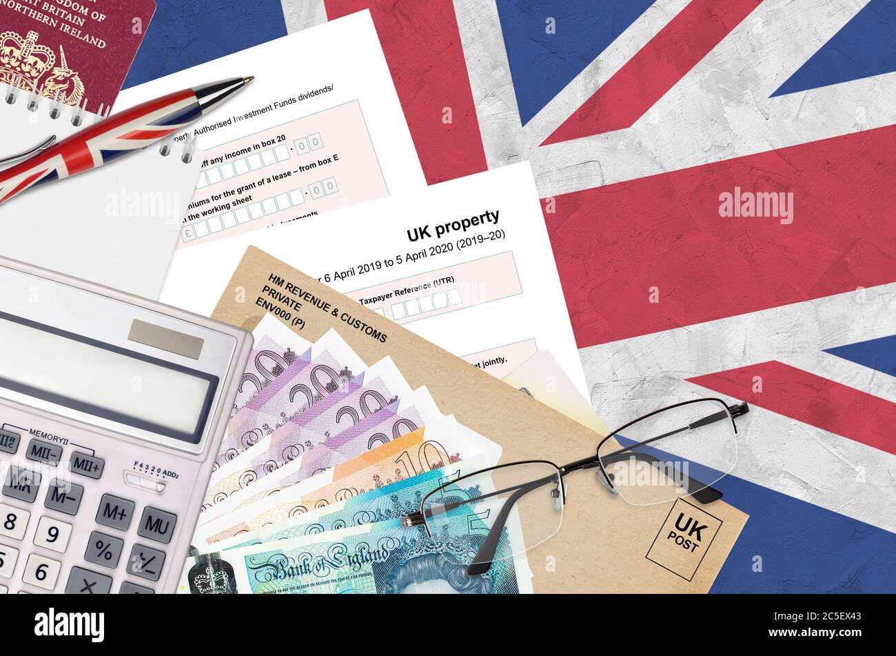 Formulaire fiscal anglais sa105 UK Property from HM Revenue and Customs se  trouve sur la table avec les articles de bureau. Procédure de traitement  des documents et de paiement des impôts de